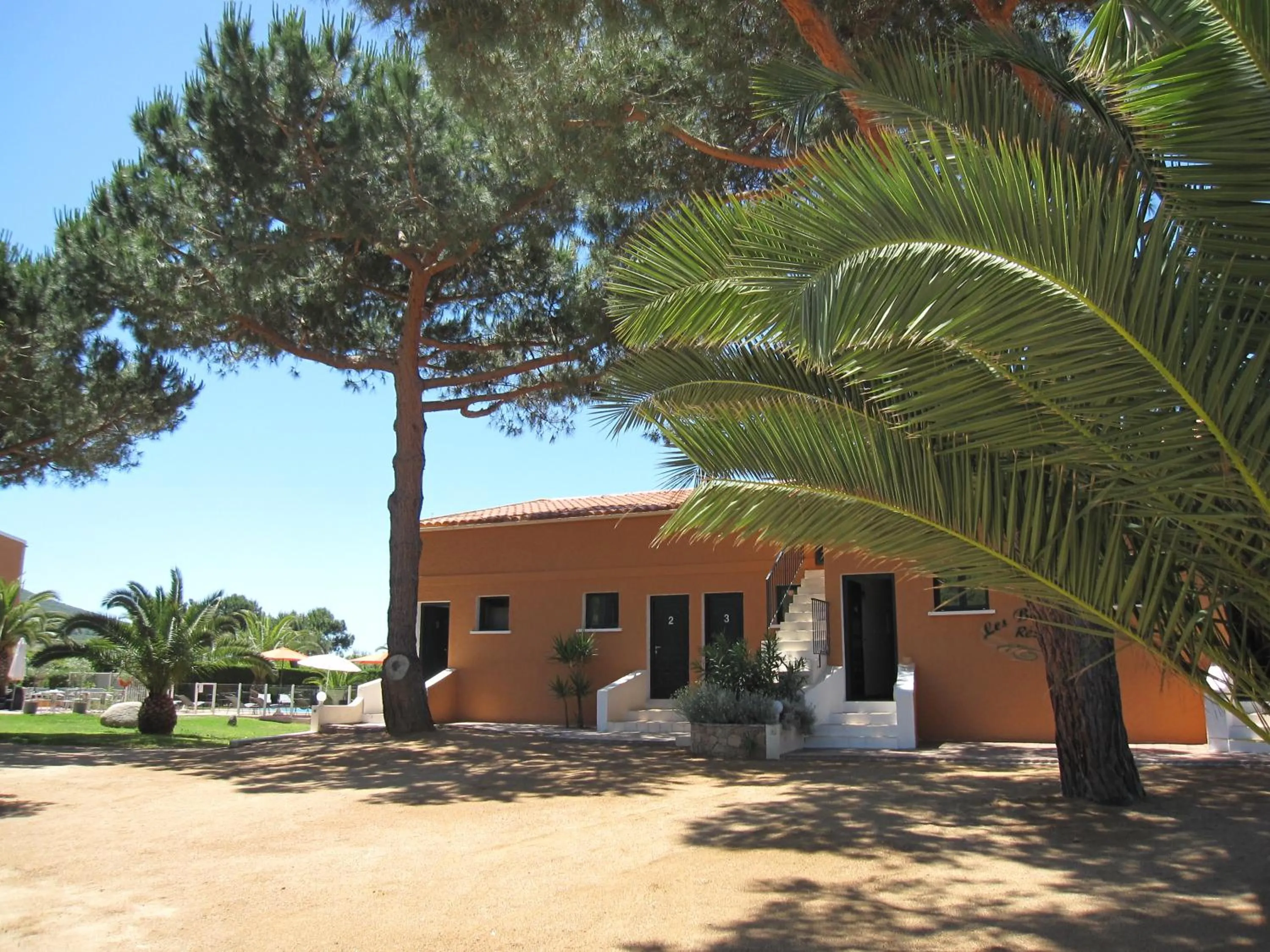 Facade/entrance in Residence les Bell'ombres
