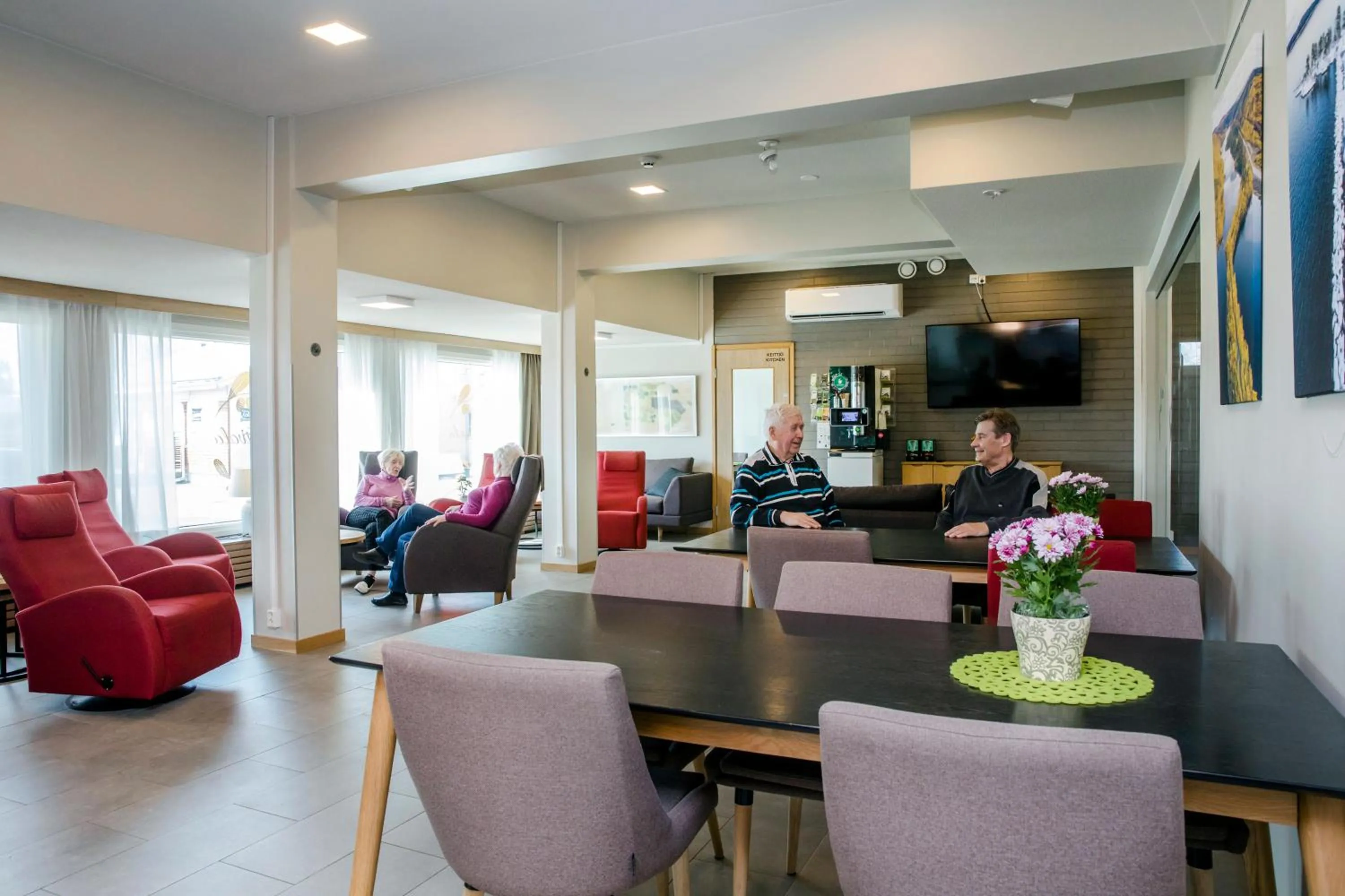 Communal lounge/ TV room in Hotelli Toivola