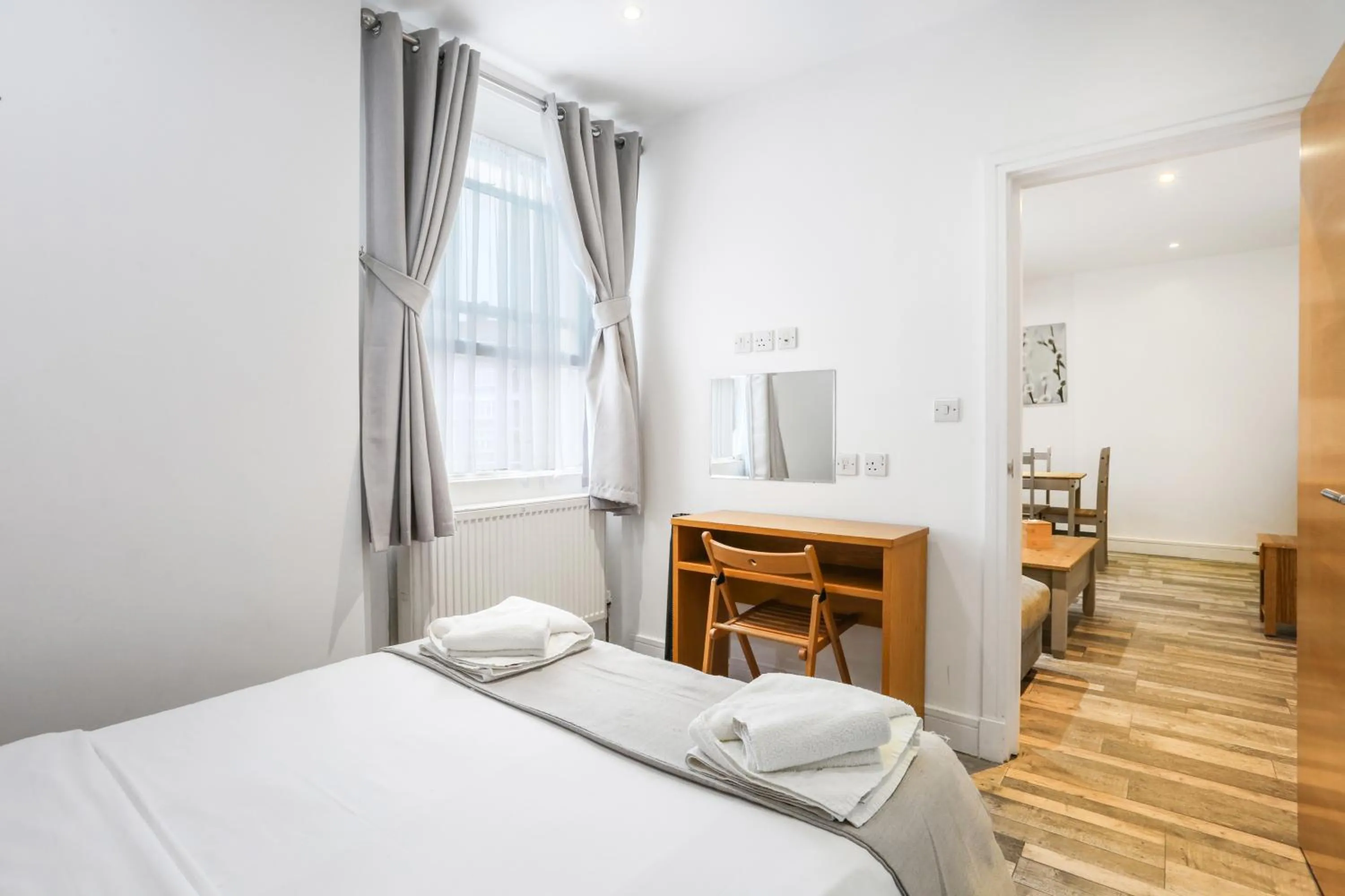 Bedroom, Bed in BeiRoom Hyde Park Apartments