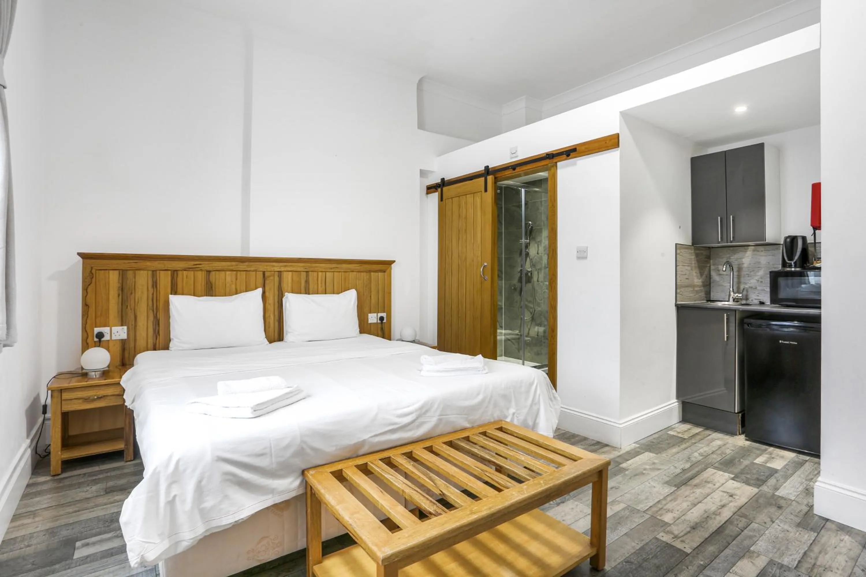 Bedroom, Bed in BeiRoom Hyde Park Apartments