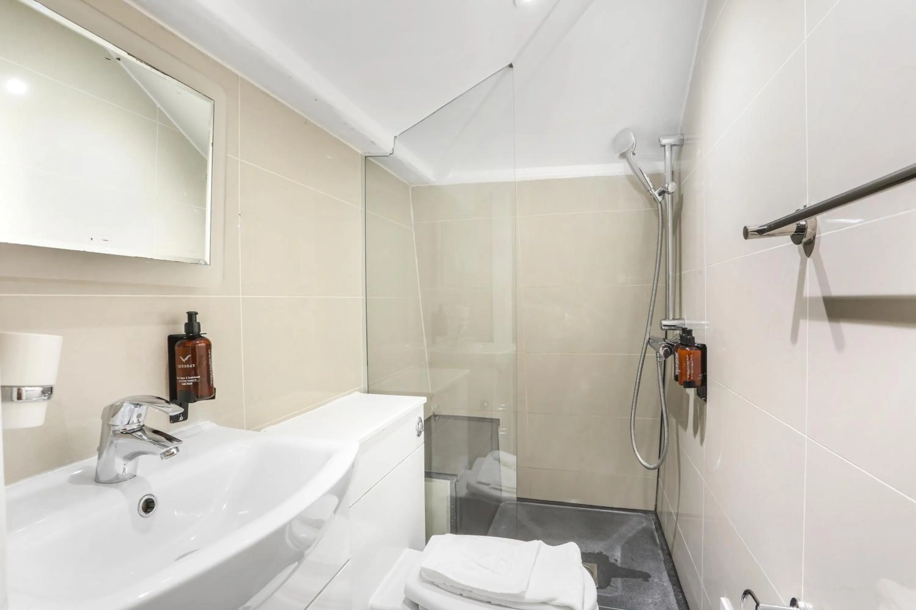 Shower in BeiRoom Hyde Park Apartments