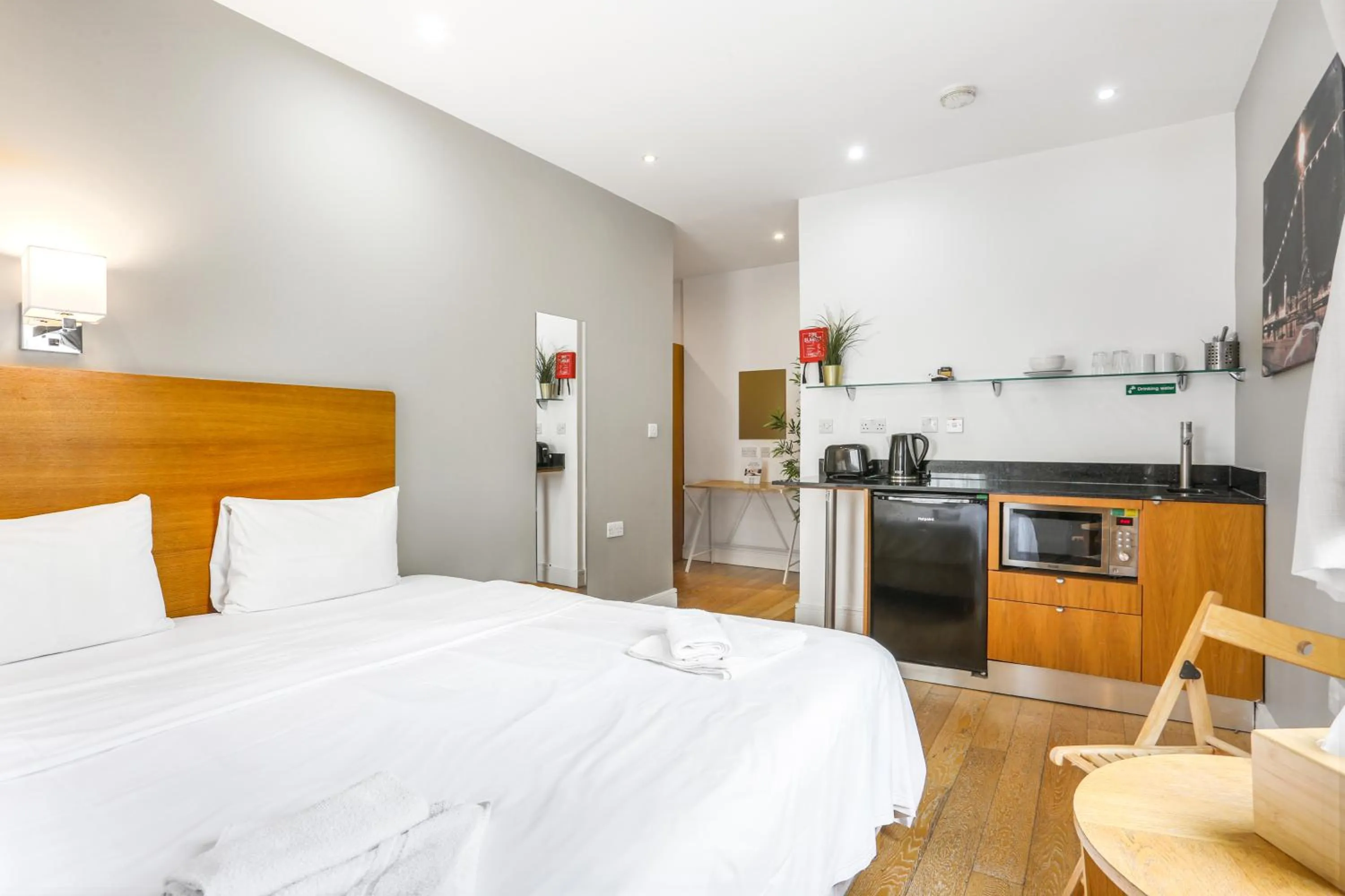 Kitchen or kitchenette, Bed in BeiRoom Hyde Park Apartments