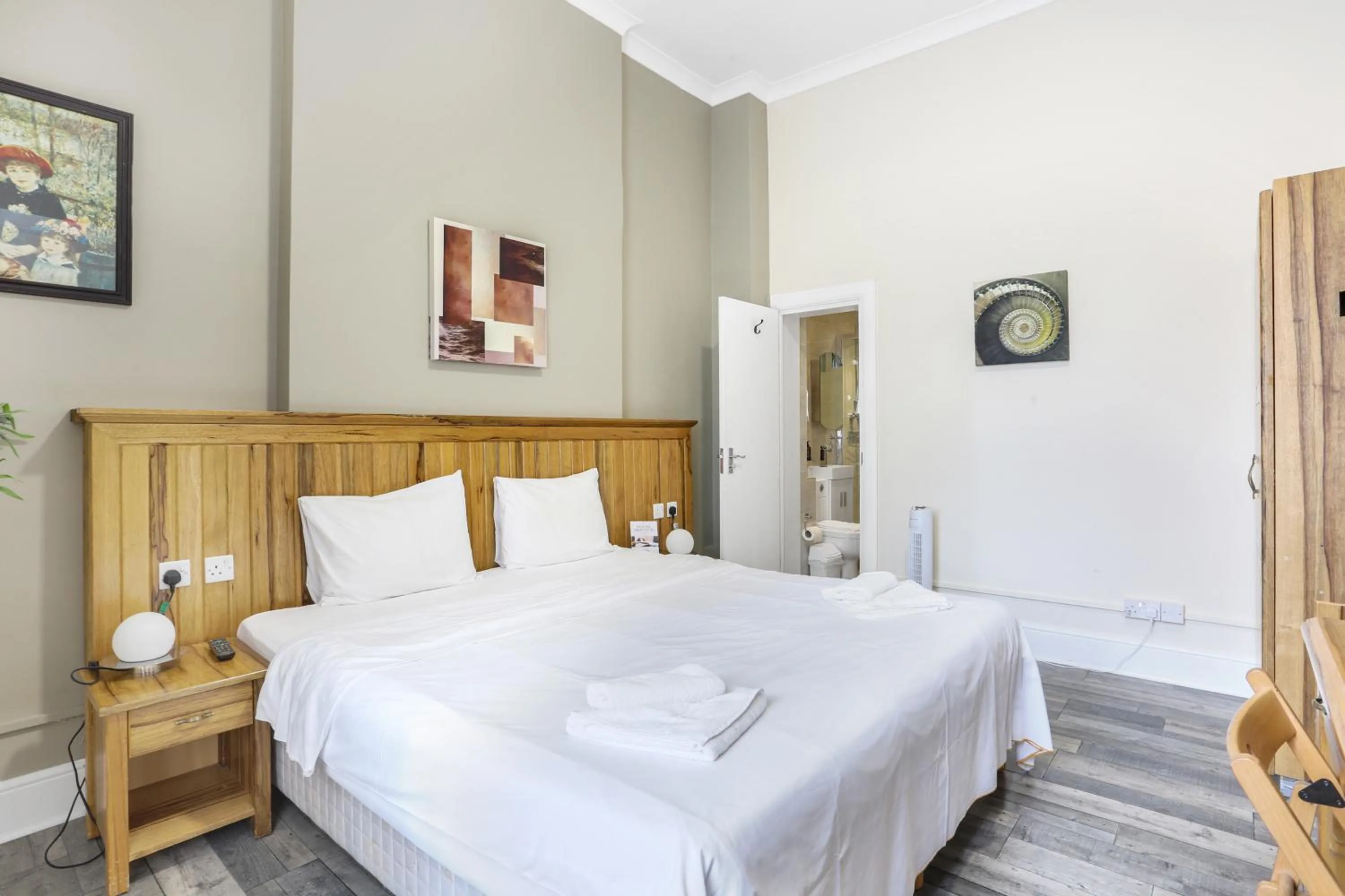 Bedroom, Bed in BeiRoom Hyde Park Apartments