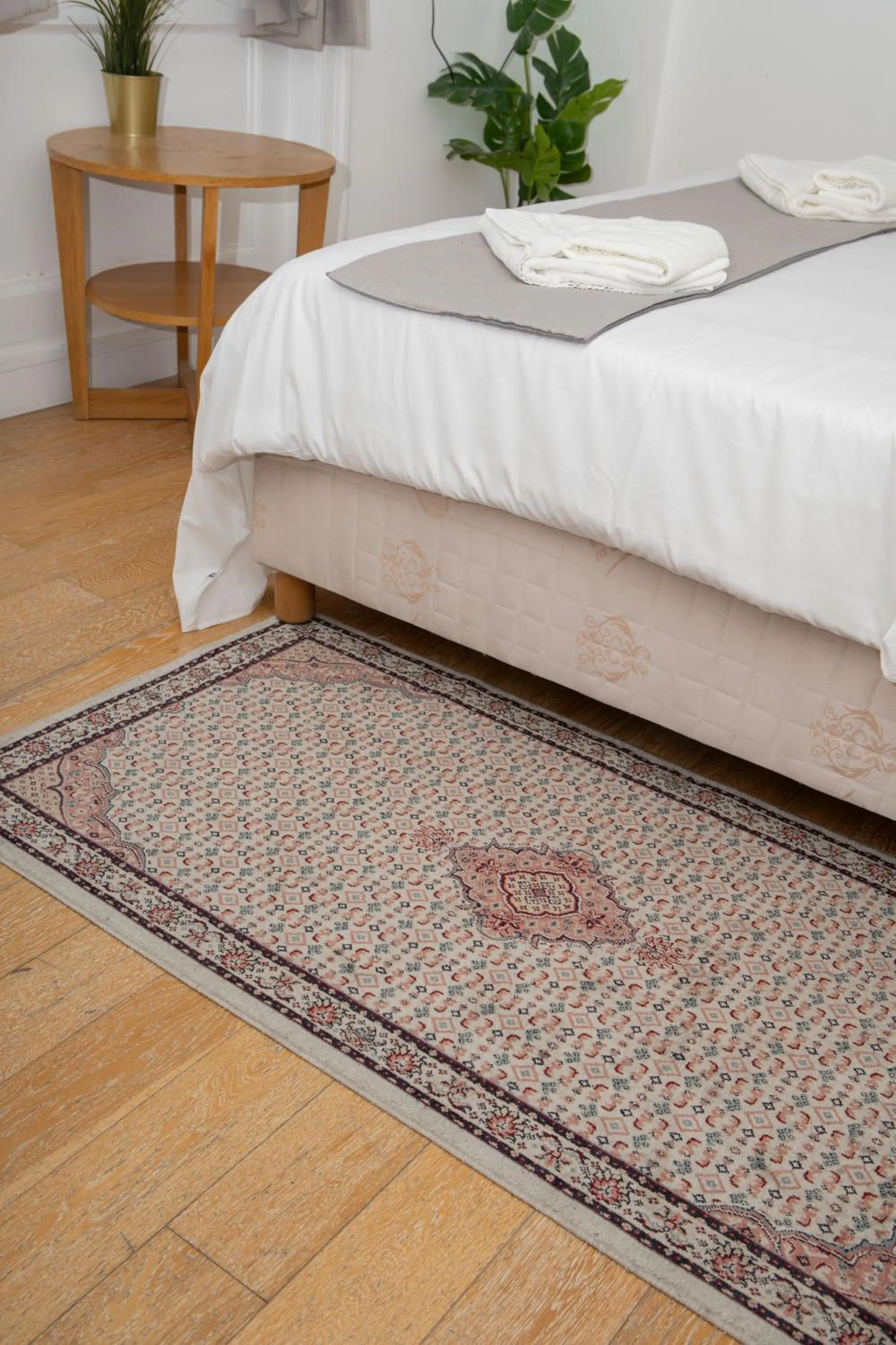 Decorative detail, Bed in BeiRoom Hyde Park Apartments