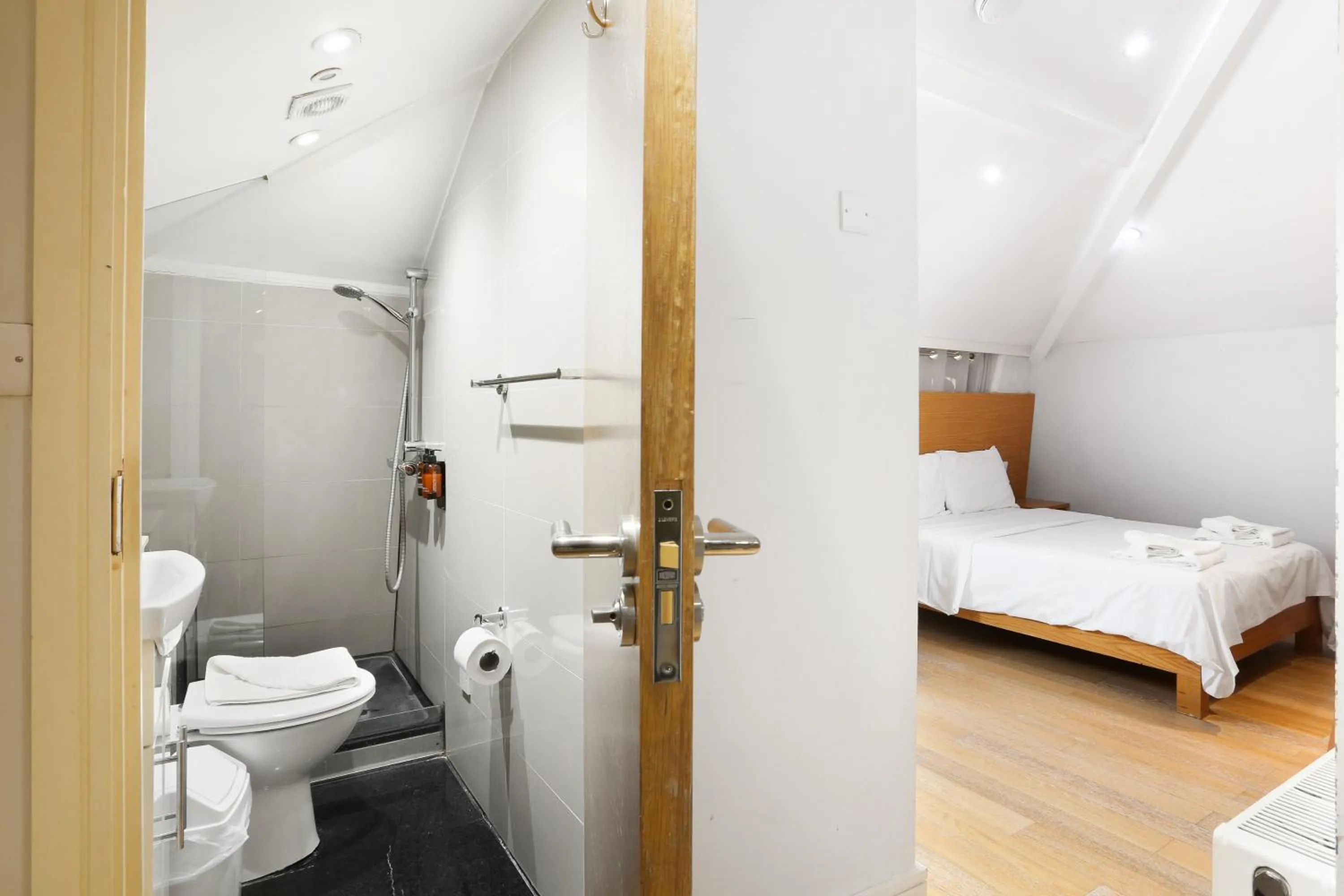 Bathroom, Bed in BeiRoom Hyde Park Apartments