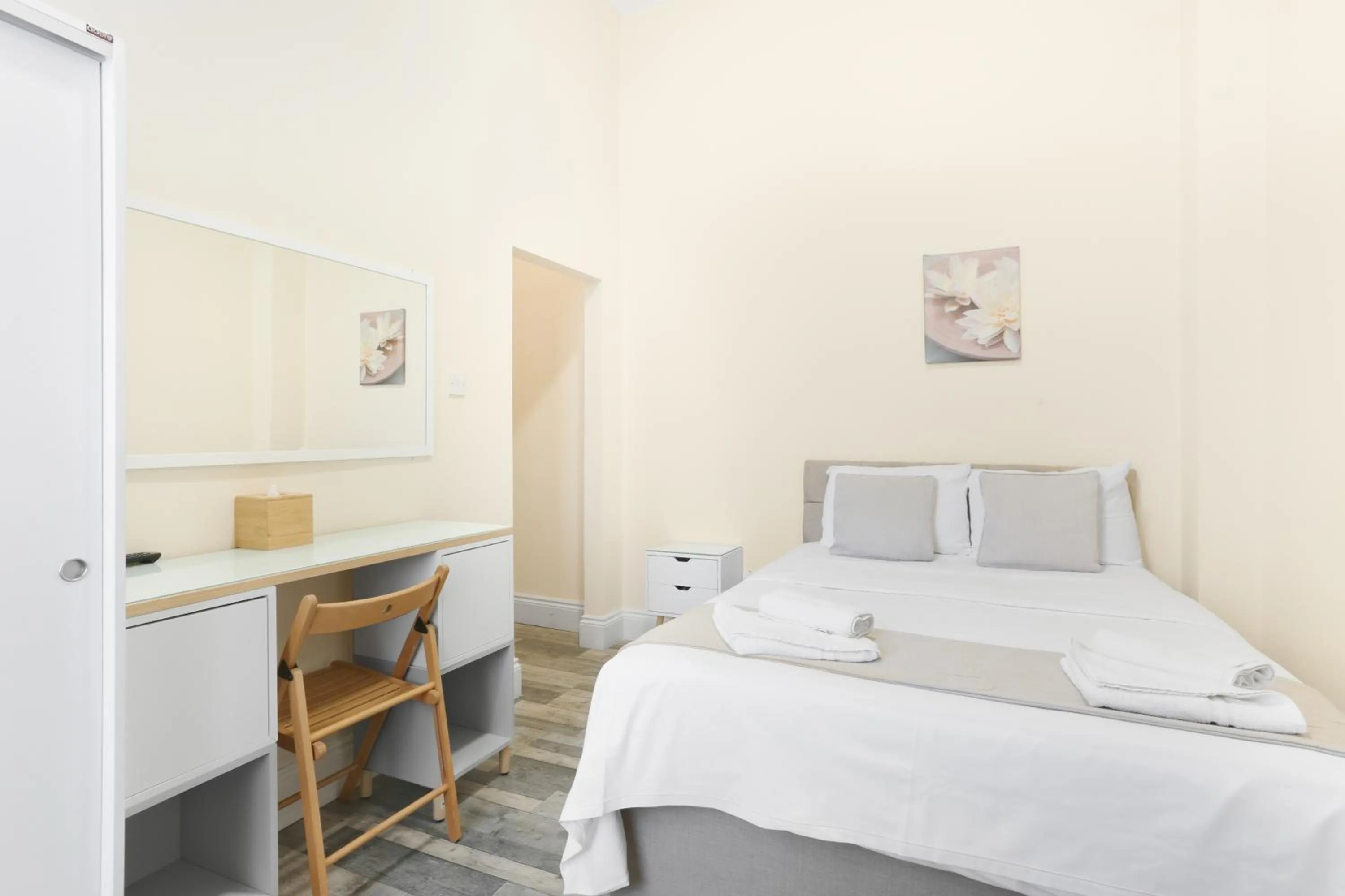 Bedroom, Bed in BeiRoom Hyde Park Apartments