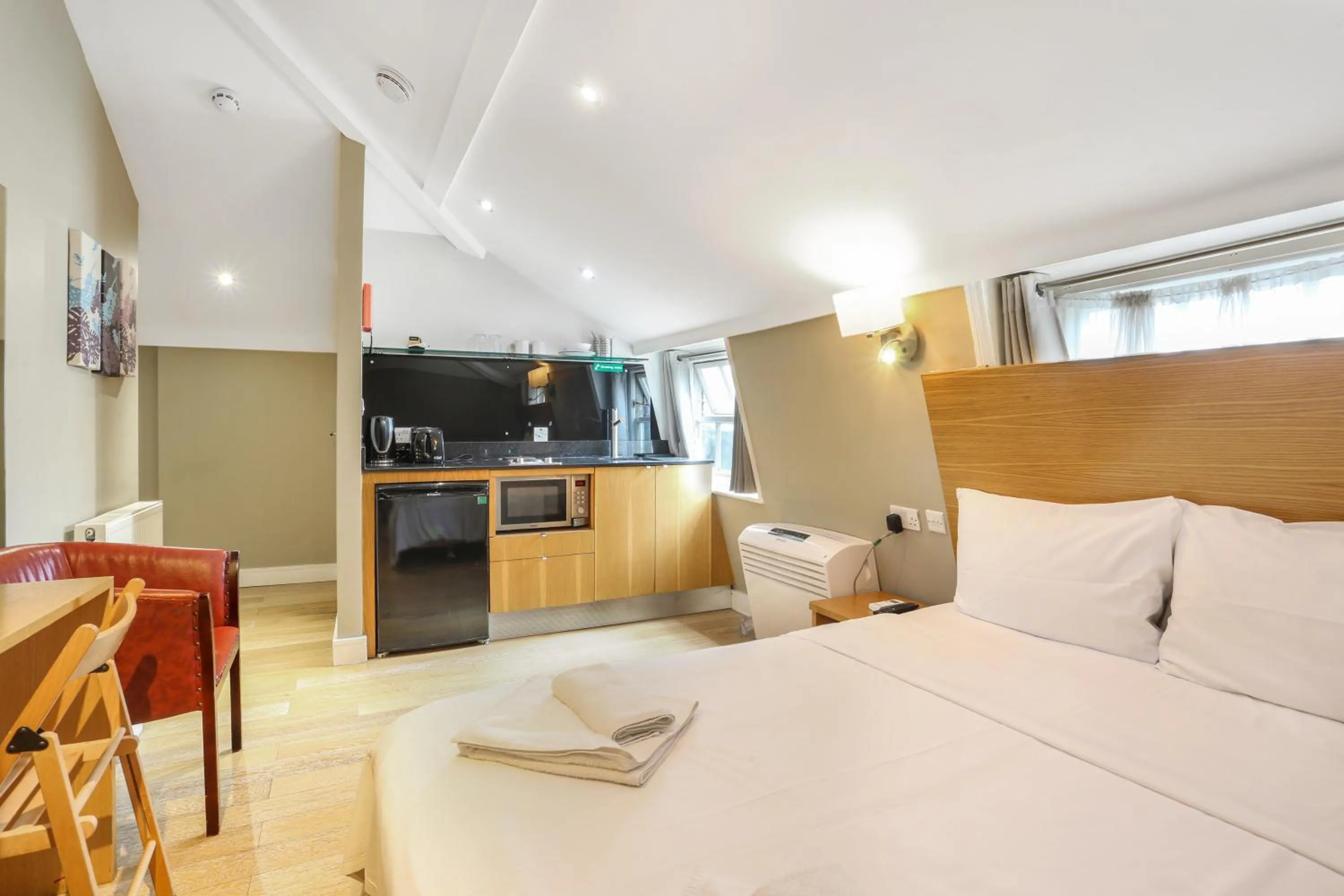 Bedroom, Bed in BeiRoom Hyde Park Apartments