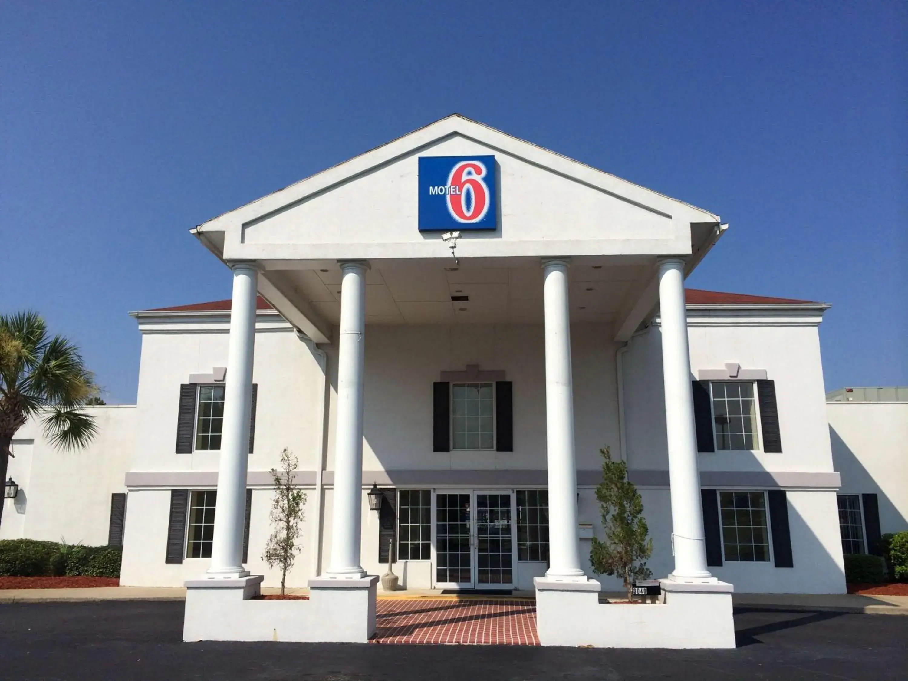 Property building in Motel 6-Brunswick, GA Property building in Motel 6-Brunswick, GA