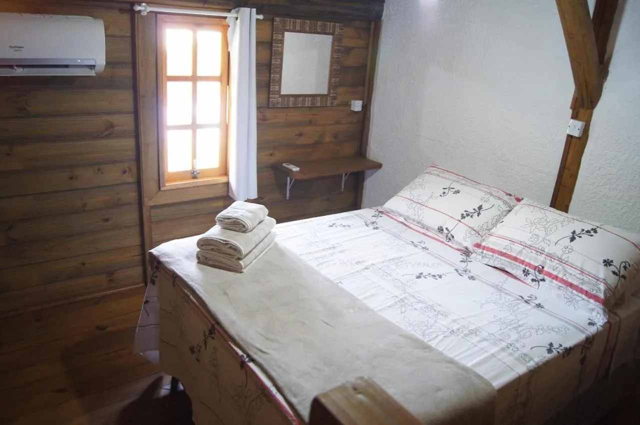 Photo of the whole room, Bed in Mandala Chalés