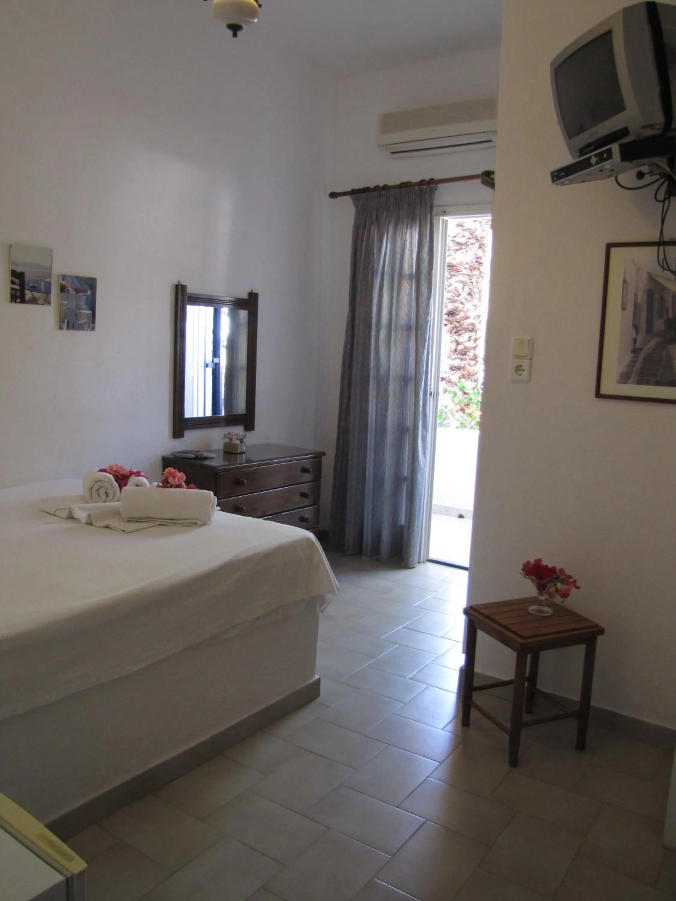 Eden Ios Rooms