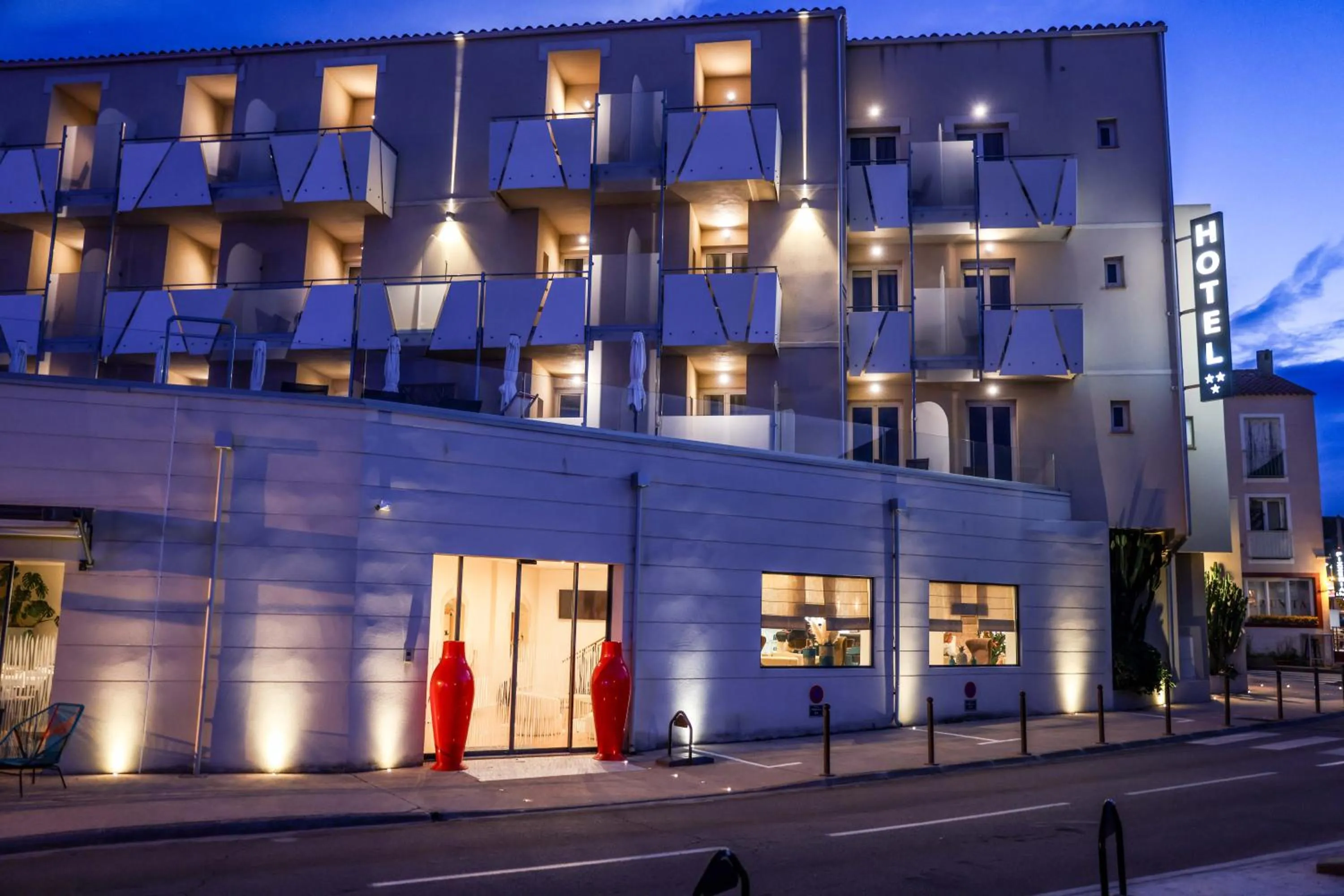 Property building in Hôtel Méditerranée