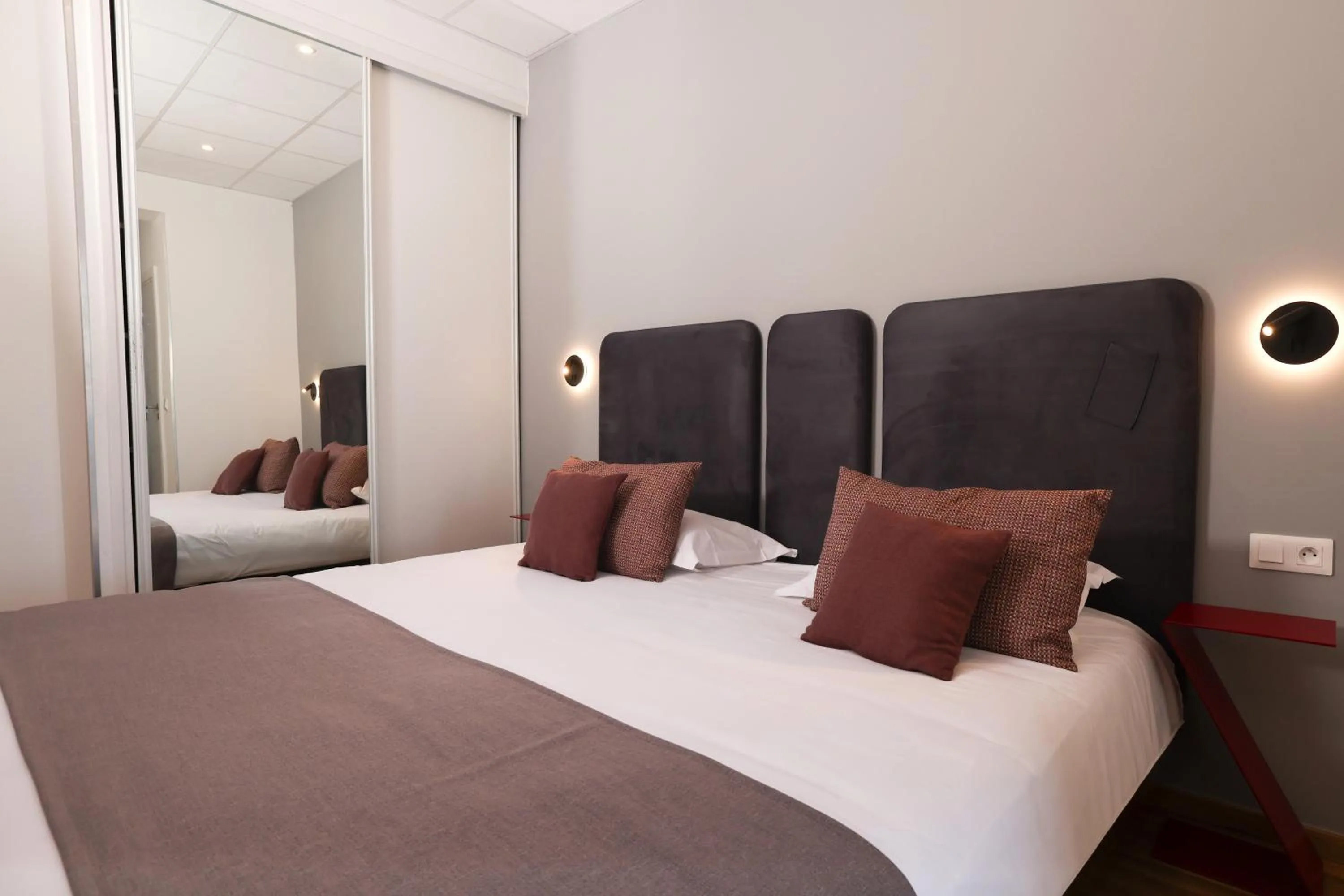 Bedroom, Bed in Hôtel Méditerranée