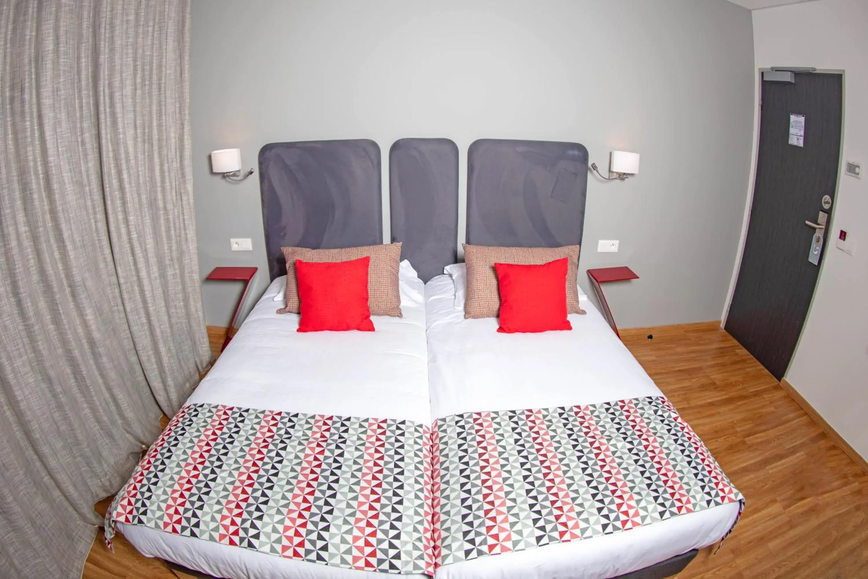 Small Twin Room with Sea View in Hôtel Méditerranée Small Twin Room with Sea View in Hôtel Méditerranée