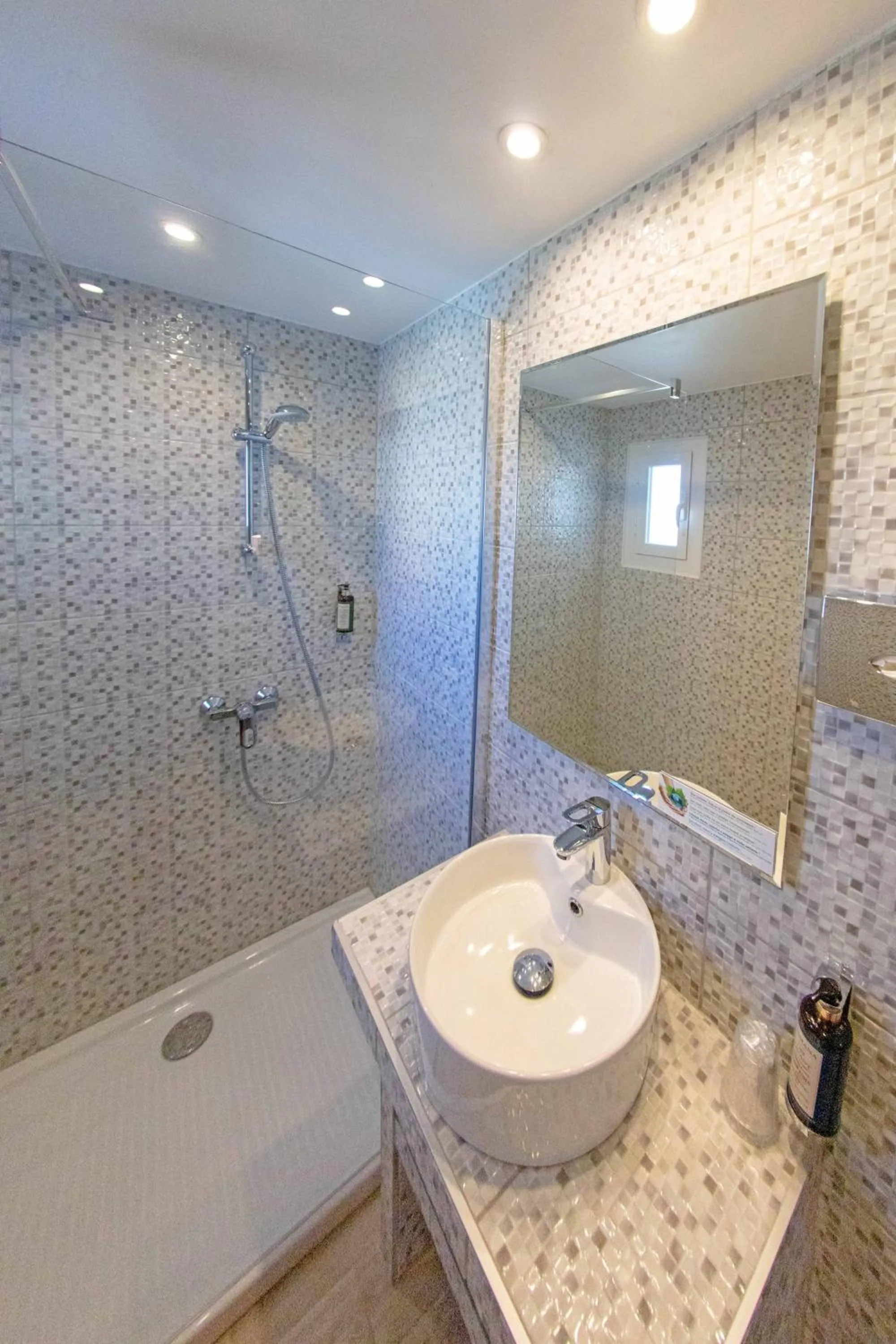 Bathroom in Hôtel Méditerranée