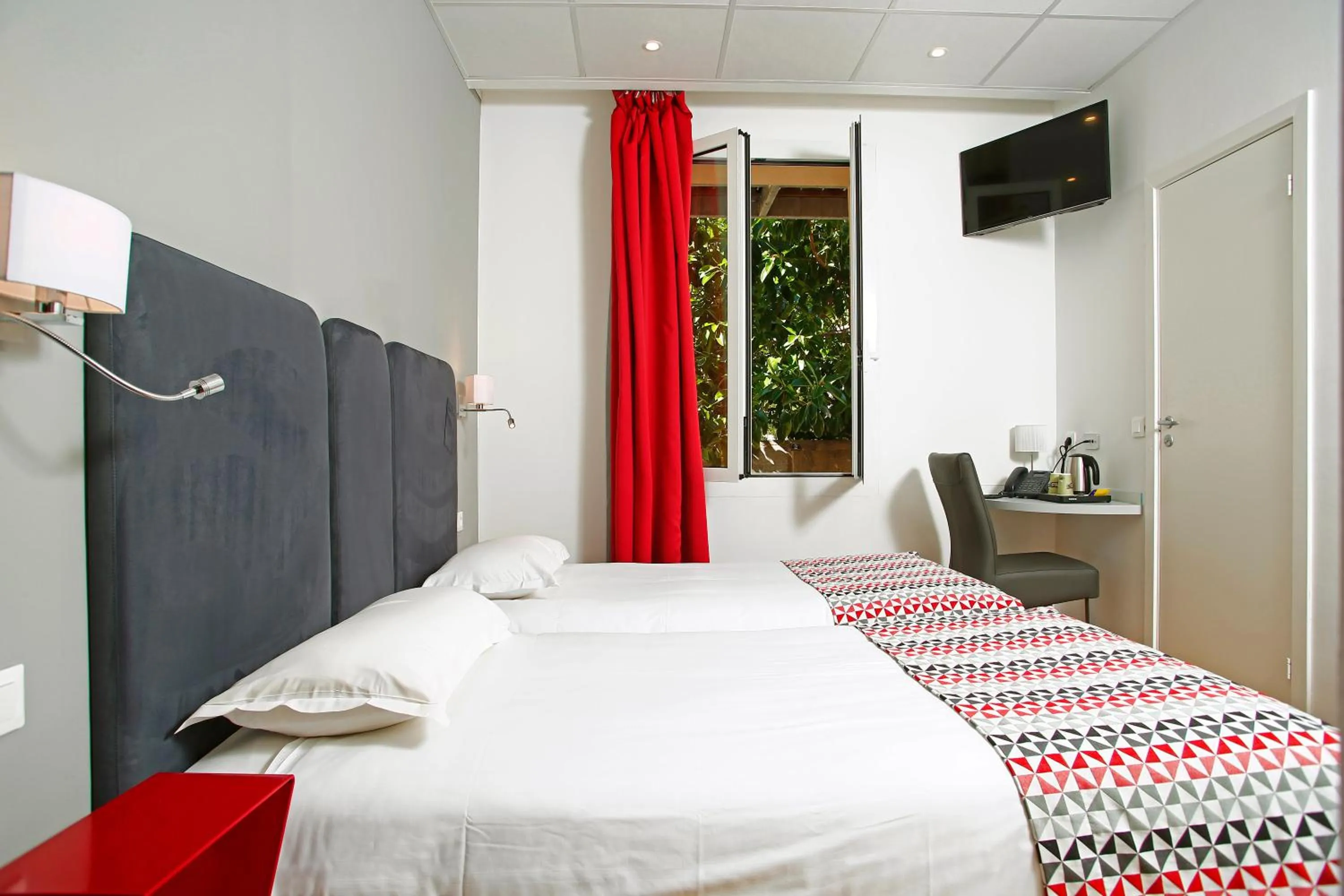 Bed in Hôtel Méditerranée