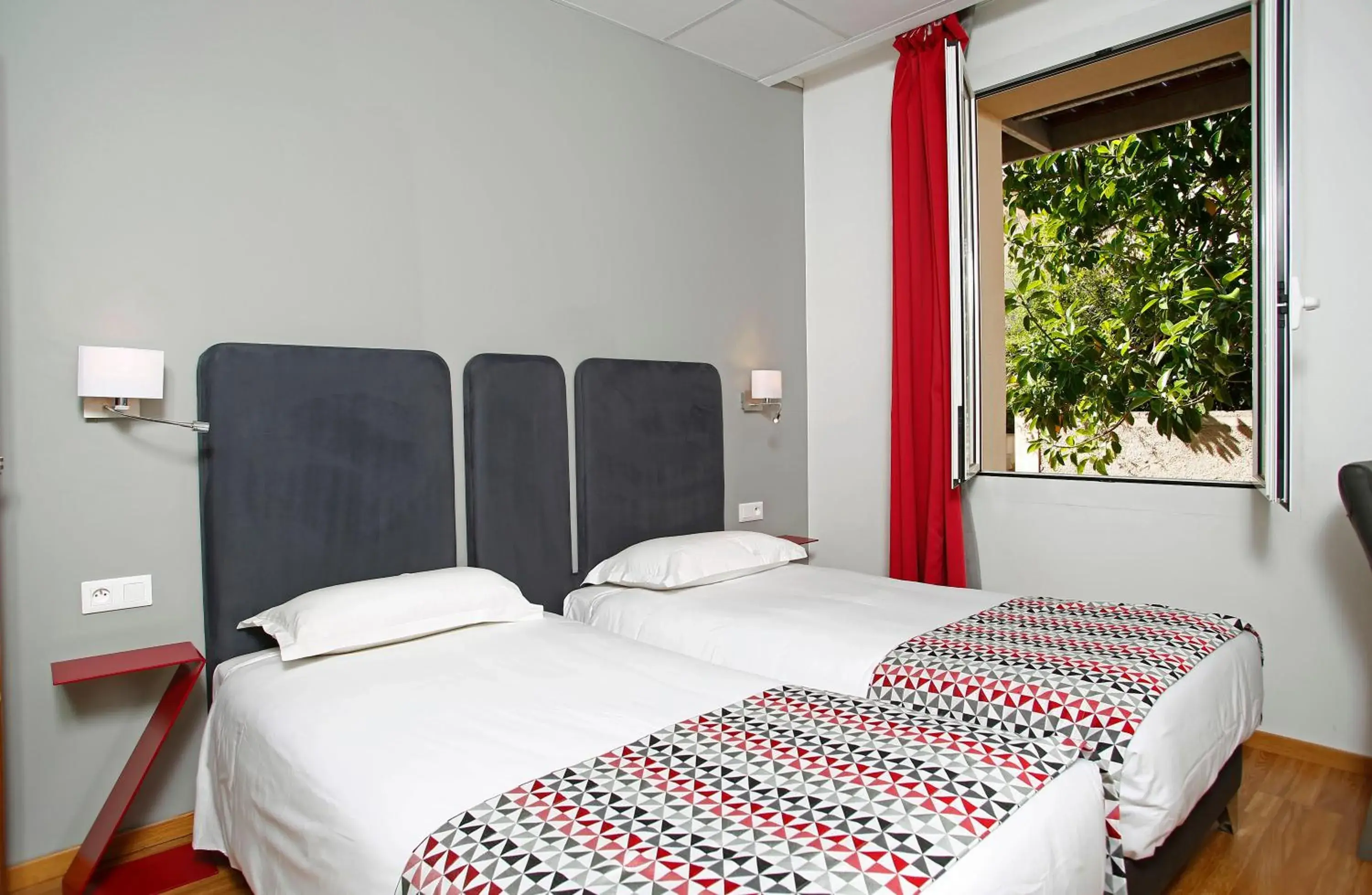 Economy Twin Room in Hôtel Méditerranée Economy Twin Room in Hôtel Méditerranée
