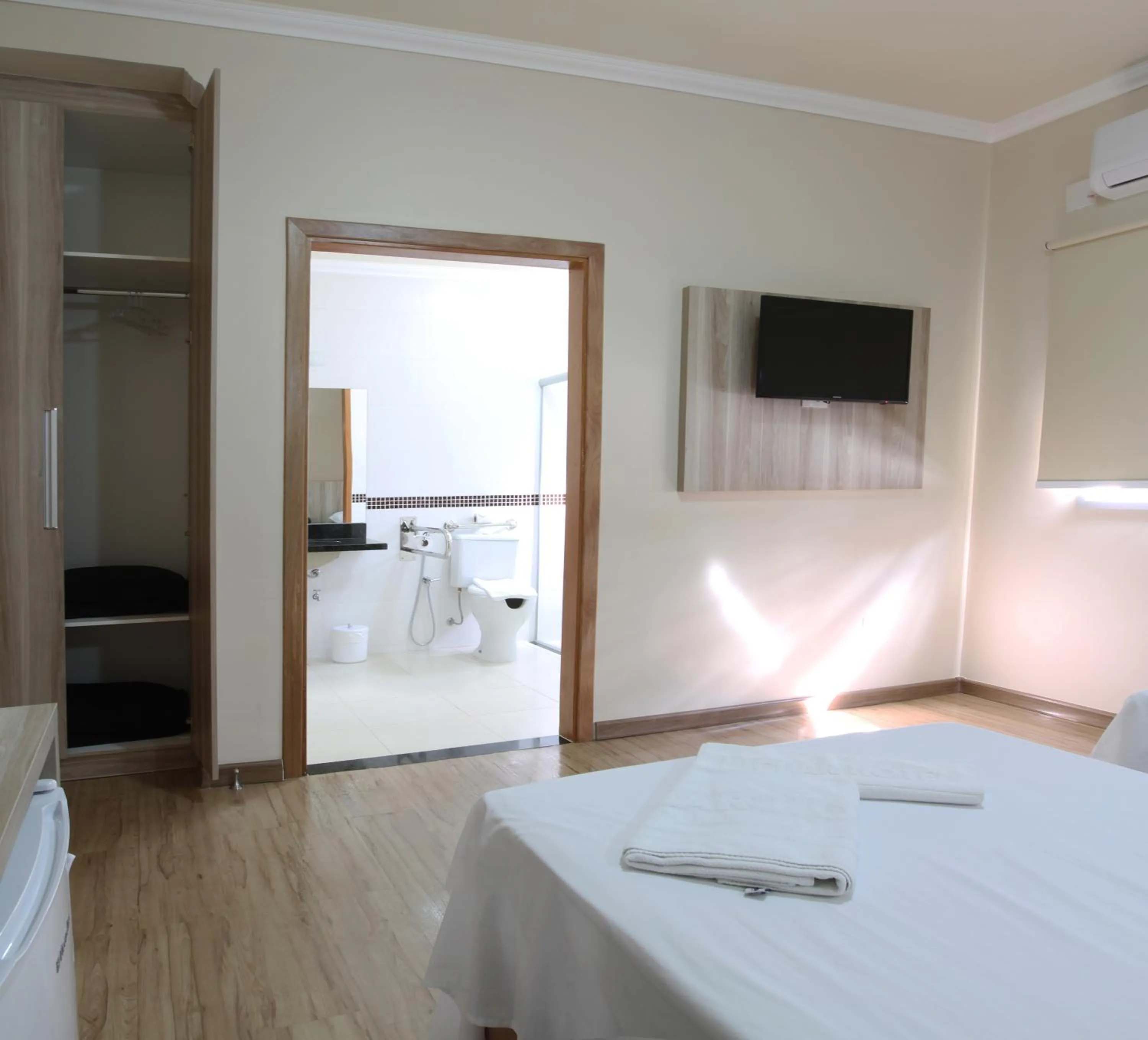 Toilet, Bed in Hotel Jaguar