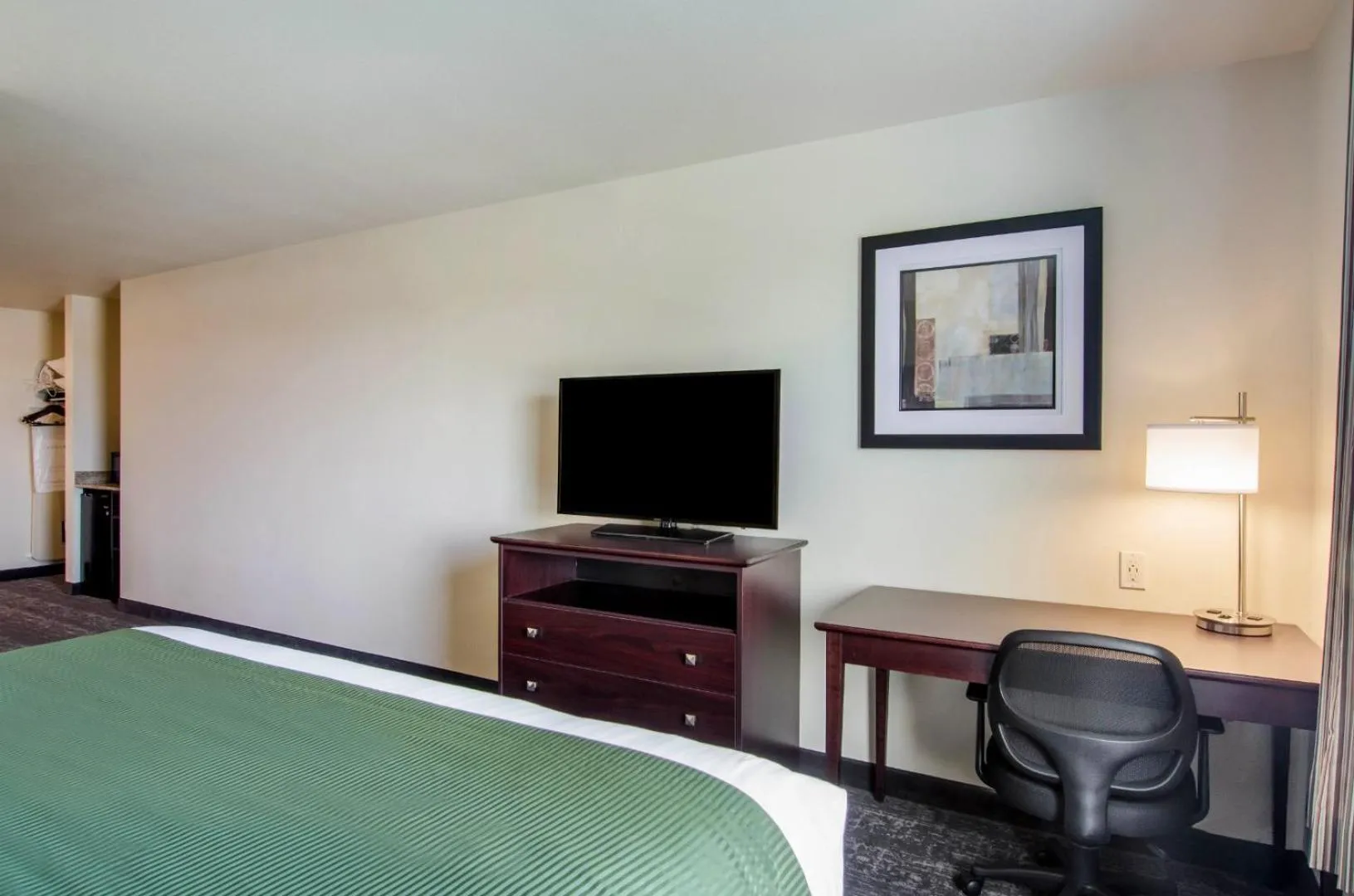 Bed in Cobblestone Hotel & Suites - Torrington