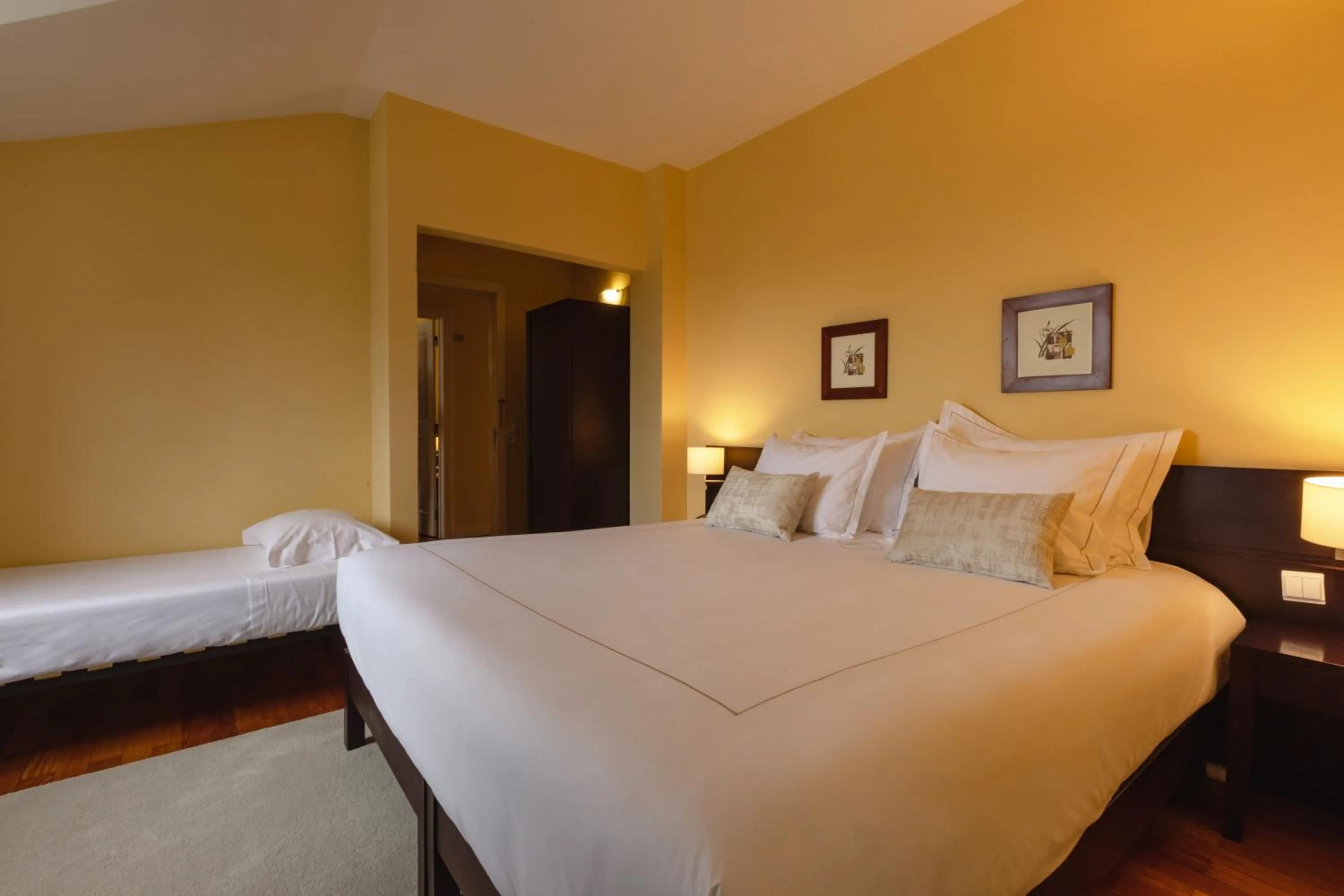 Deluxe Double Room (2 Adults + 1 Child) in Glicínia Boutique Hotel