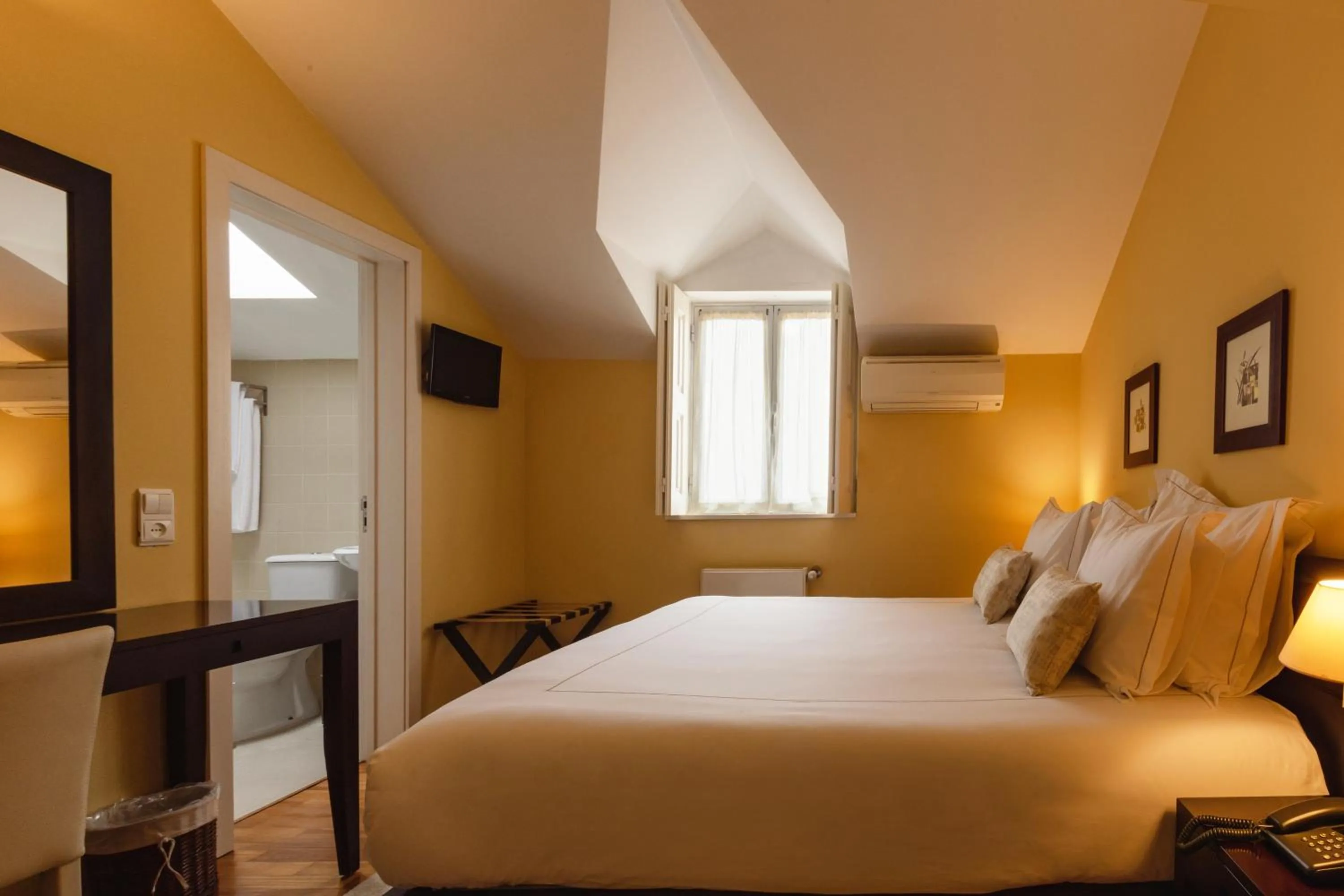 Double Room with Private Bathroom in Glicínia Boutique Hotel