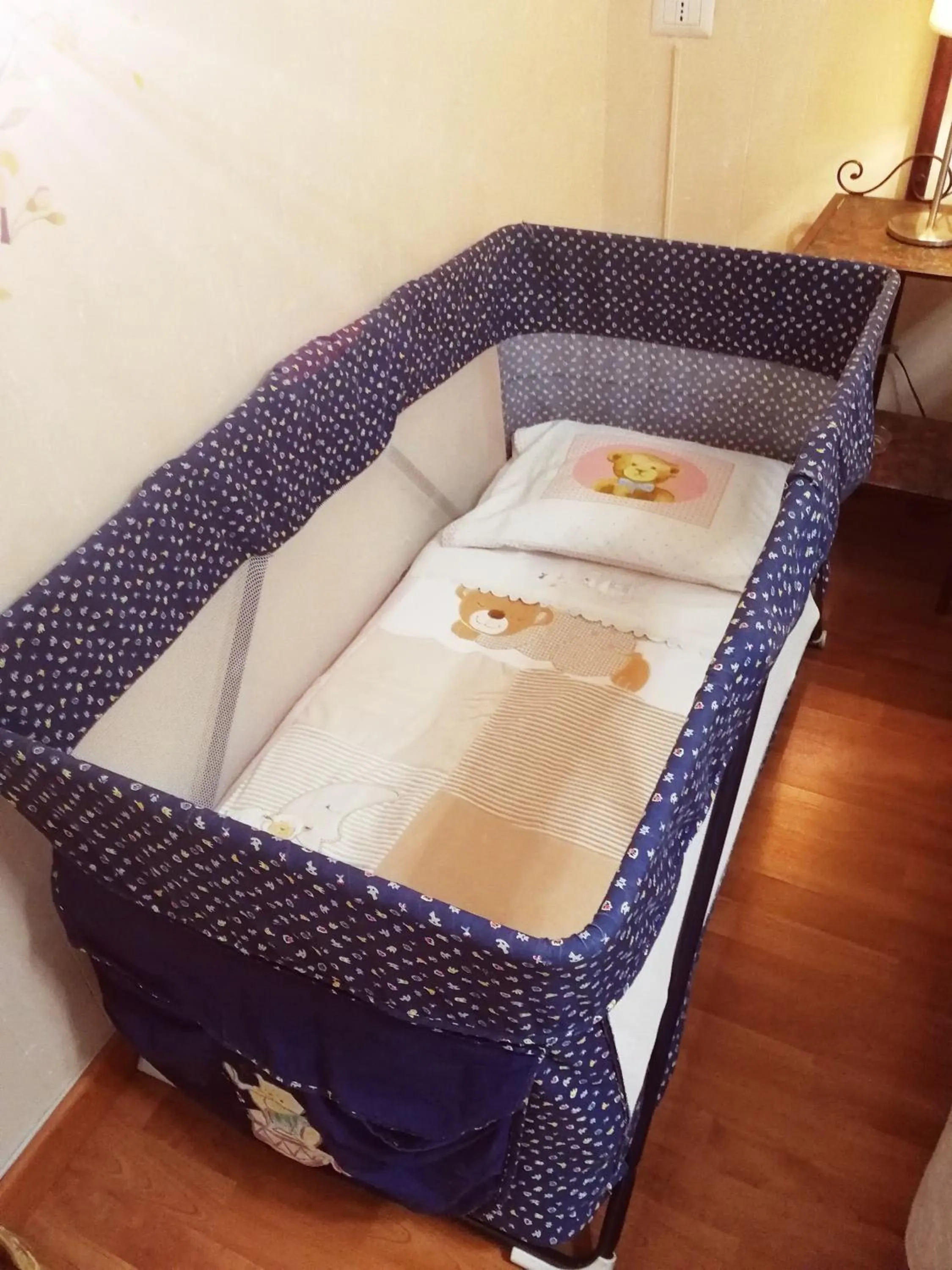 cot, Bed in Rossi Hotel