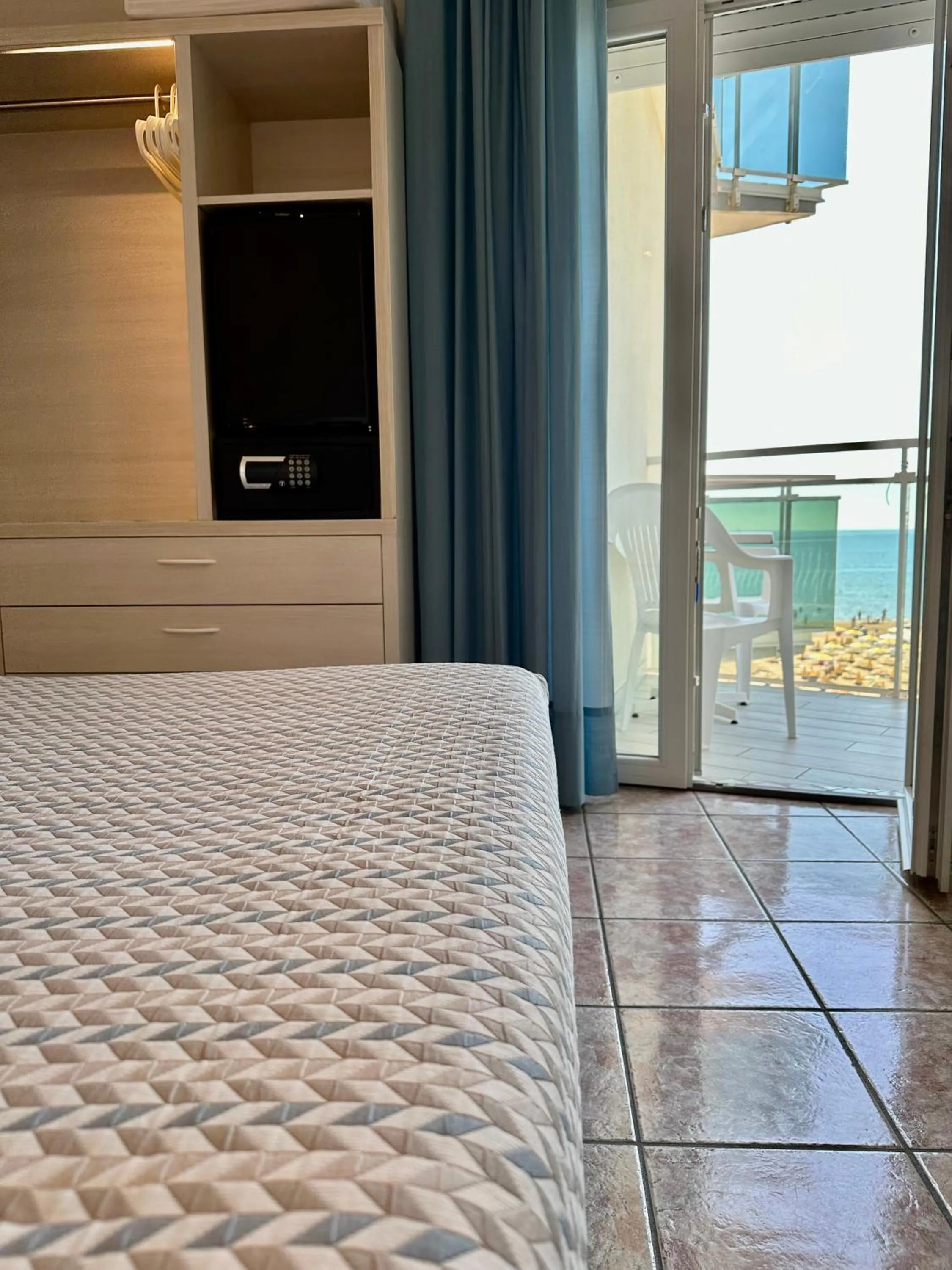 View (from property/room), Bed in Hotel Nizza Frontemare Superior 3 Stelle