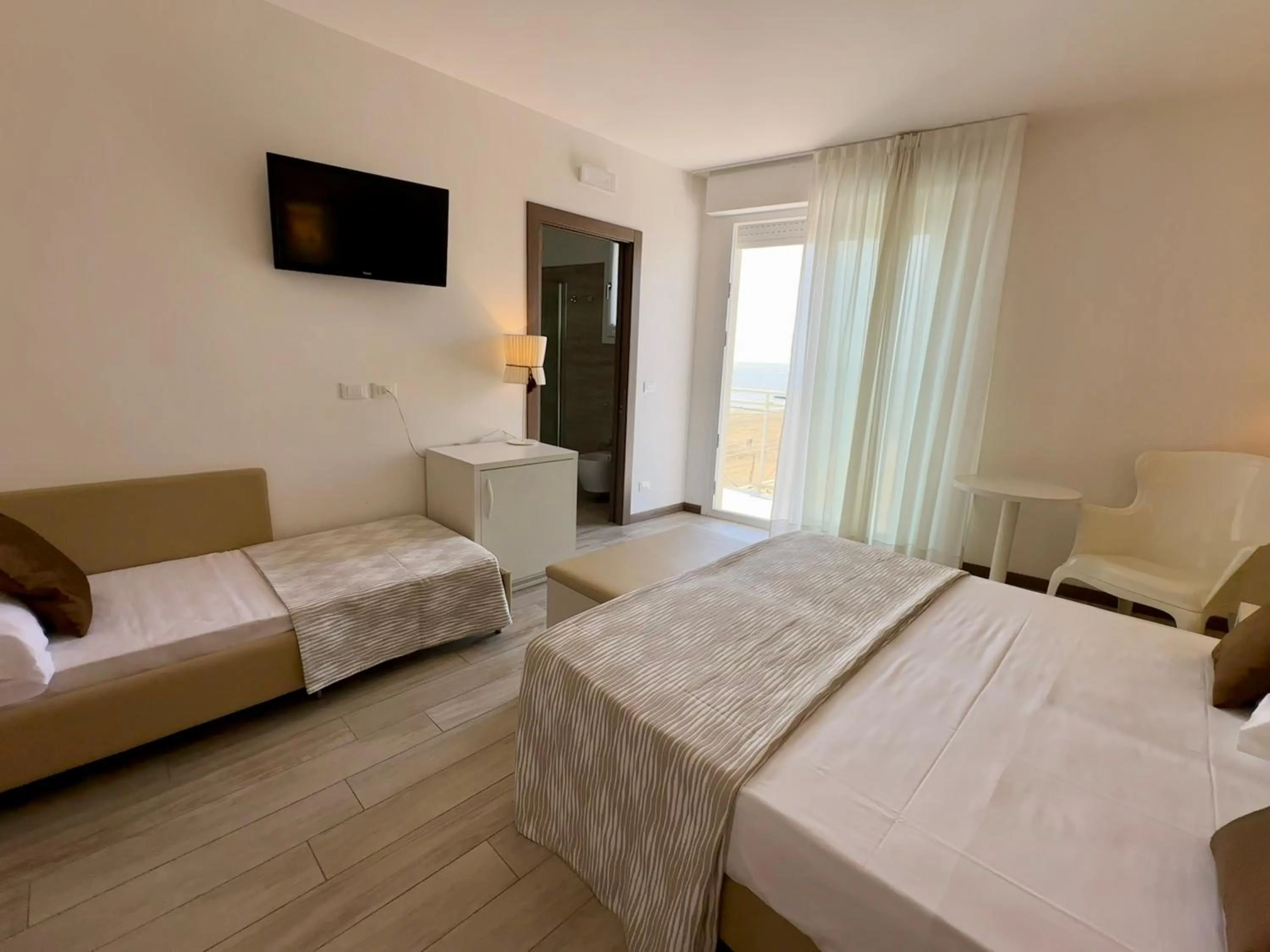 TV and multimedia, Bed in Hotel Nizza Frontemare Superior 3 Stelle
