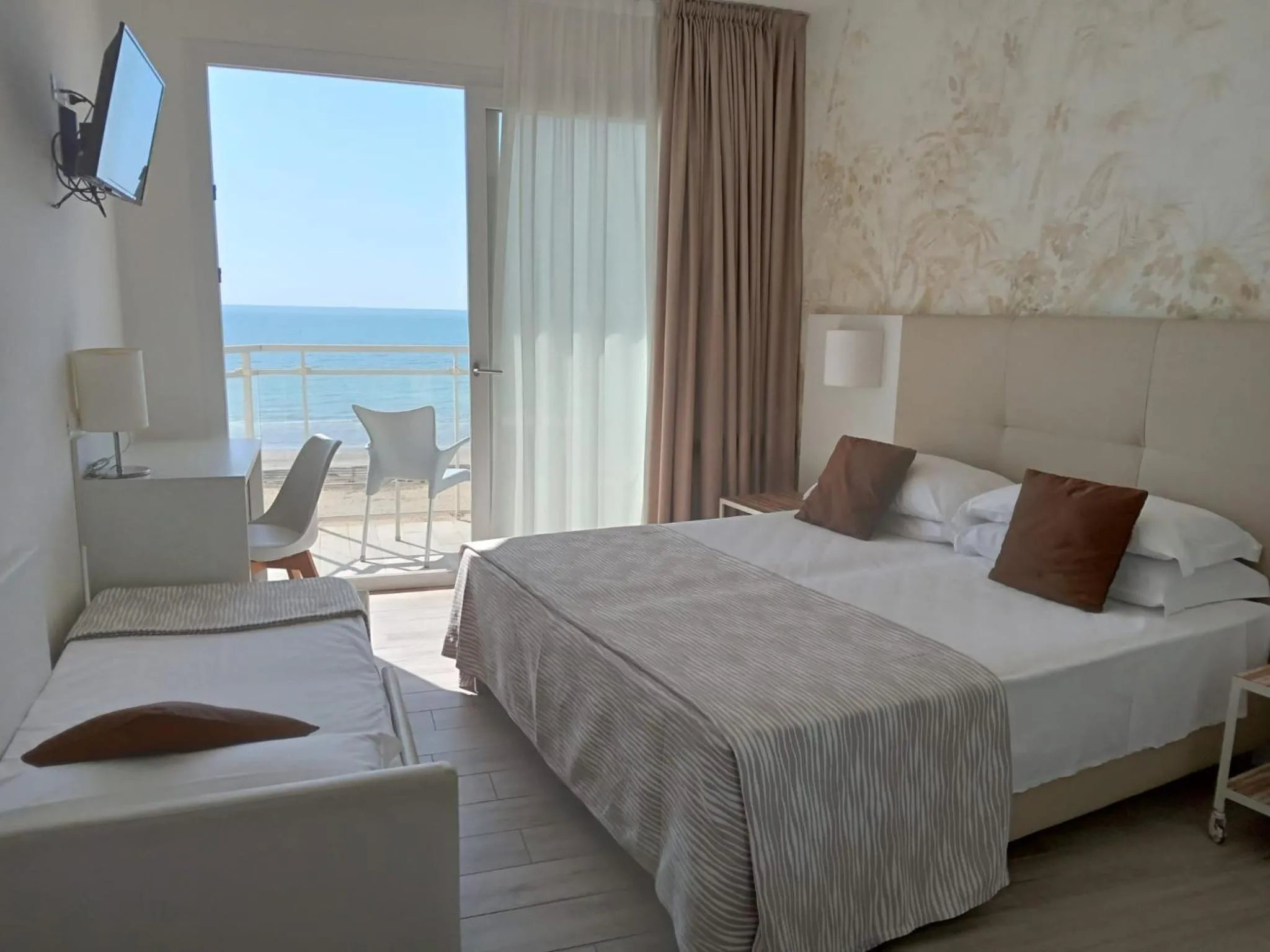View (from property/room), Bed in Hotel Nizza Frontemare Superior 3 Stelle