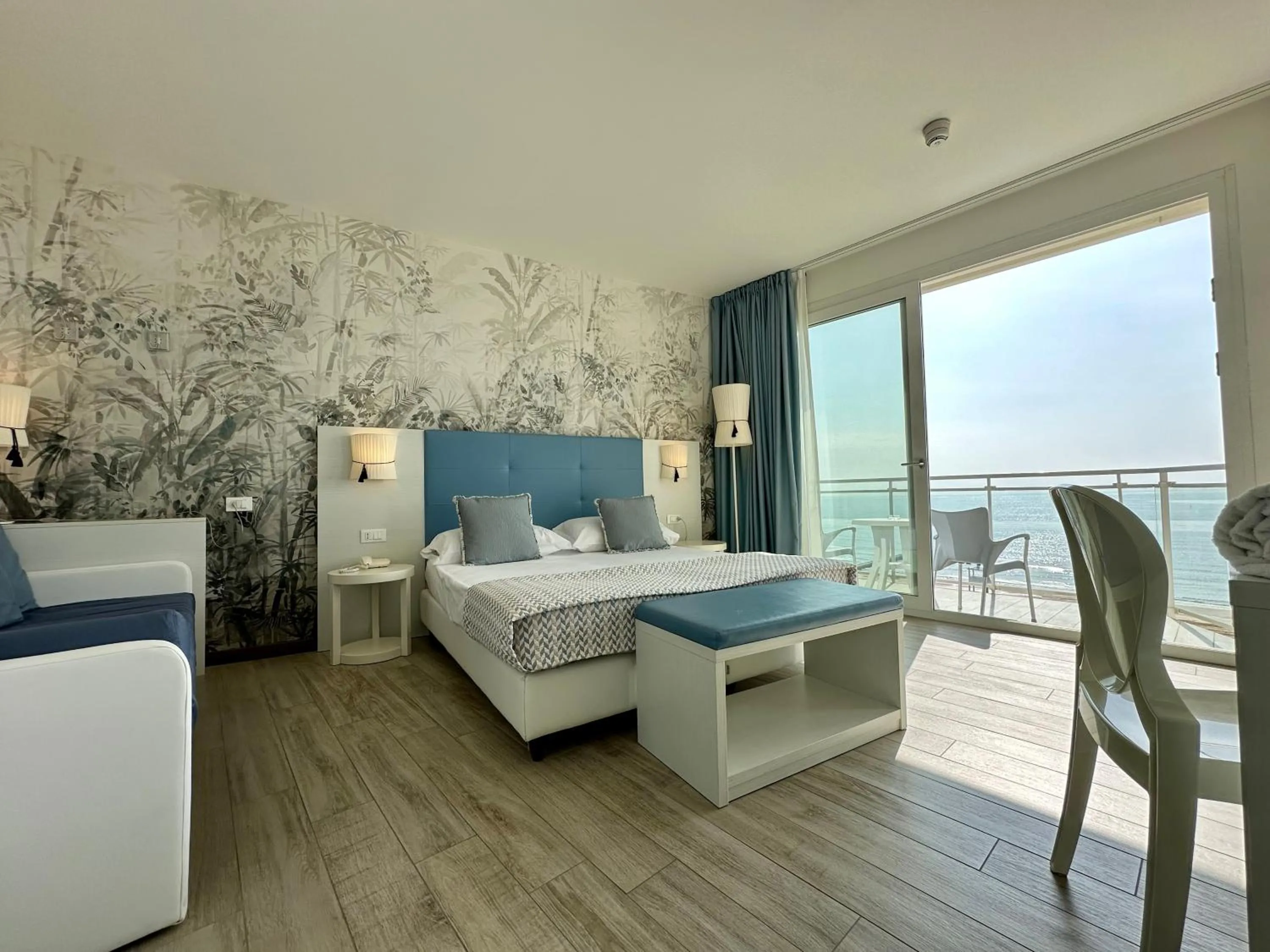View (from property/room), Bed in Hotel Nizza Frontemare Superior 3 Stelle