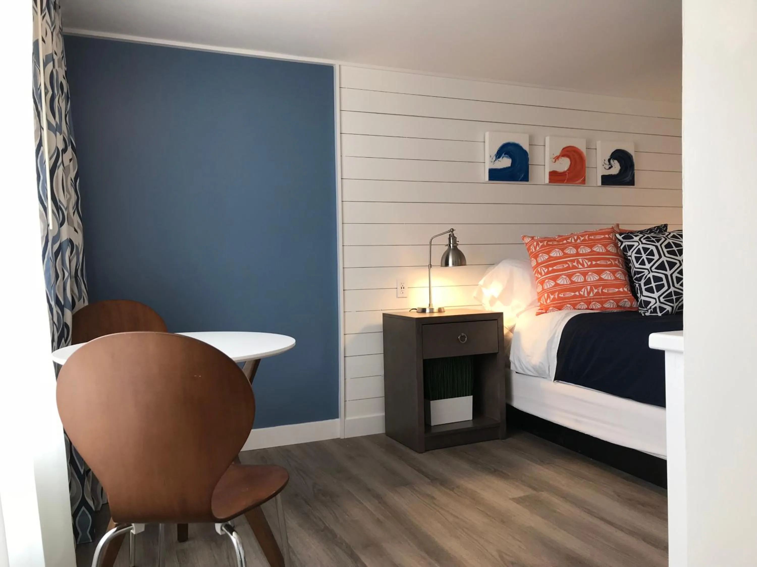 Seating area, Bed in Breakwater Hotel