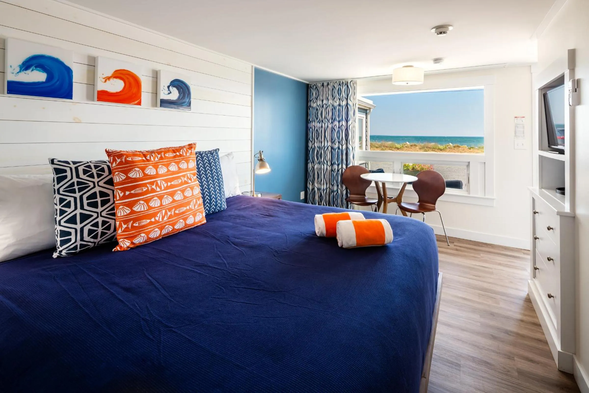 Photo of the whole room, Bed in Breakwater Hotel