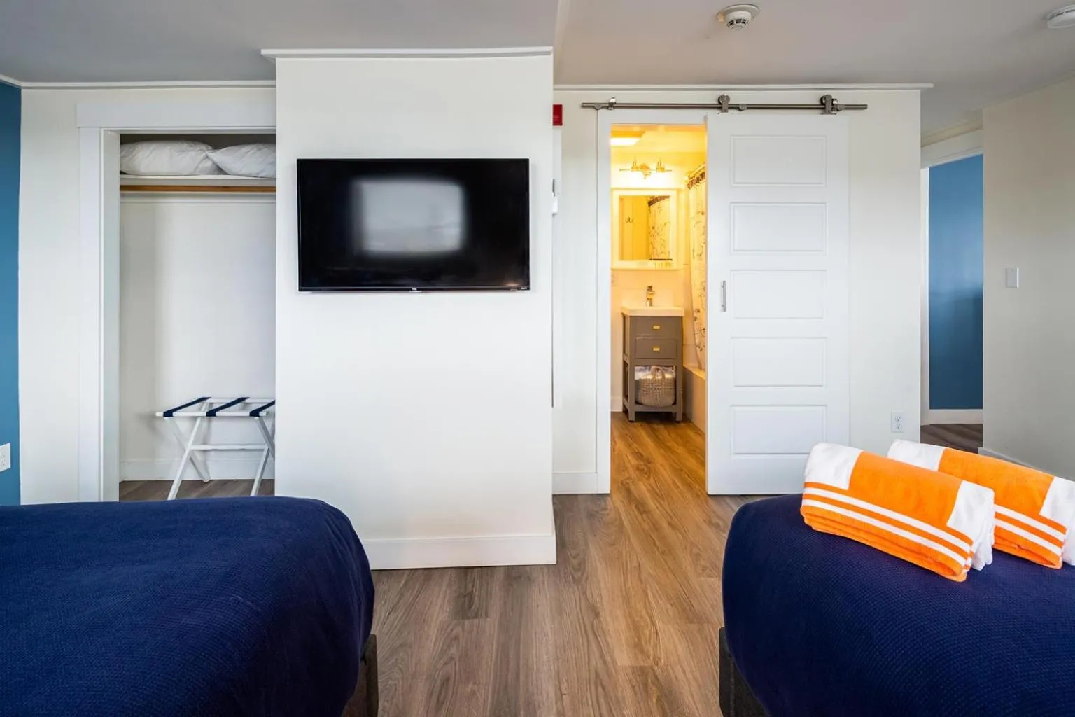 Photo of the whole room, Bed in Breakwater Hotel