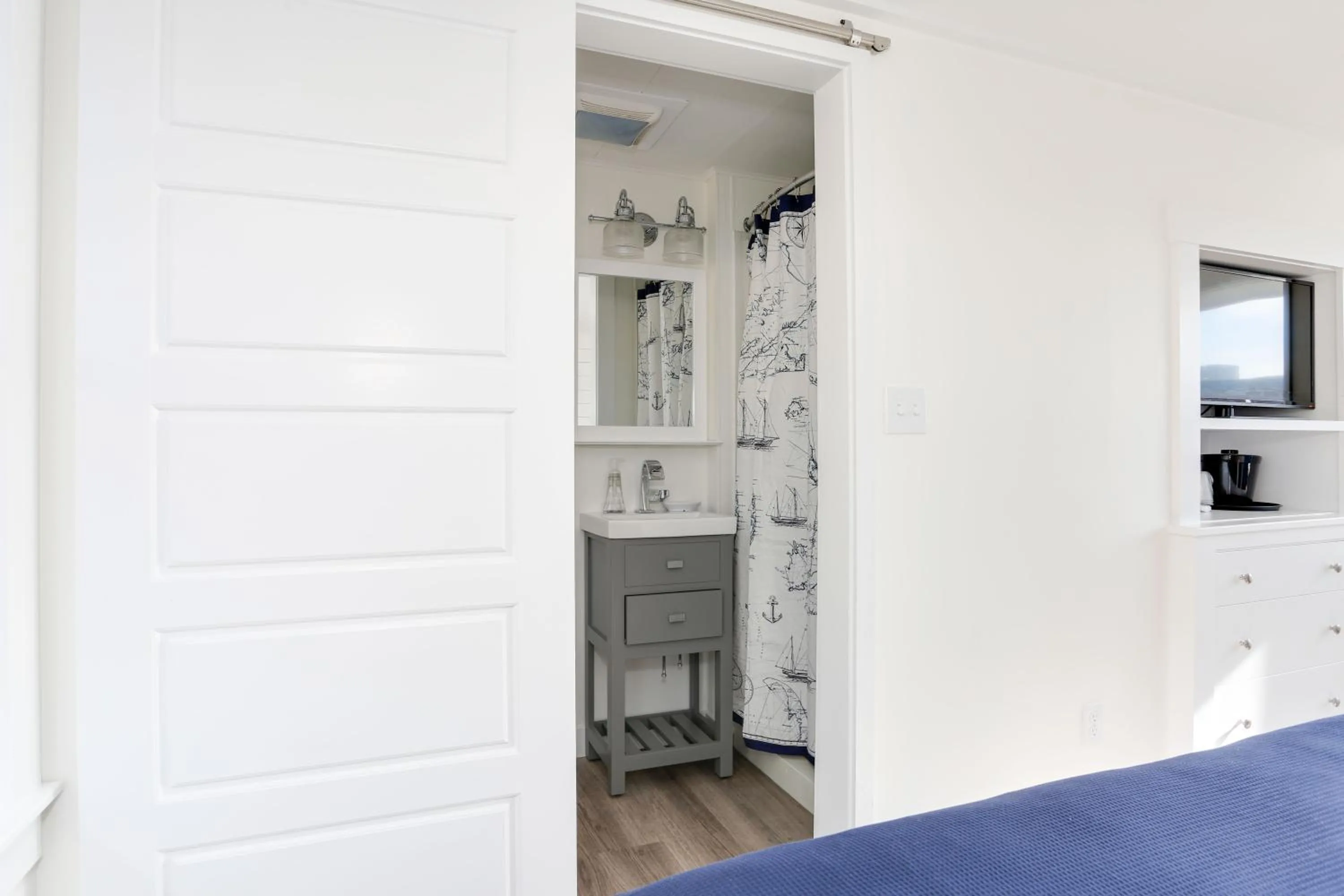Bathroom, Bed in Breakwater Hotel