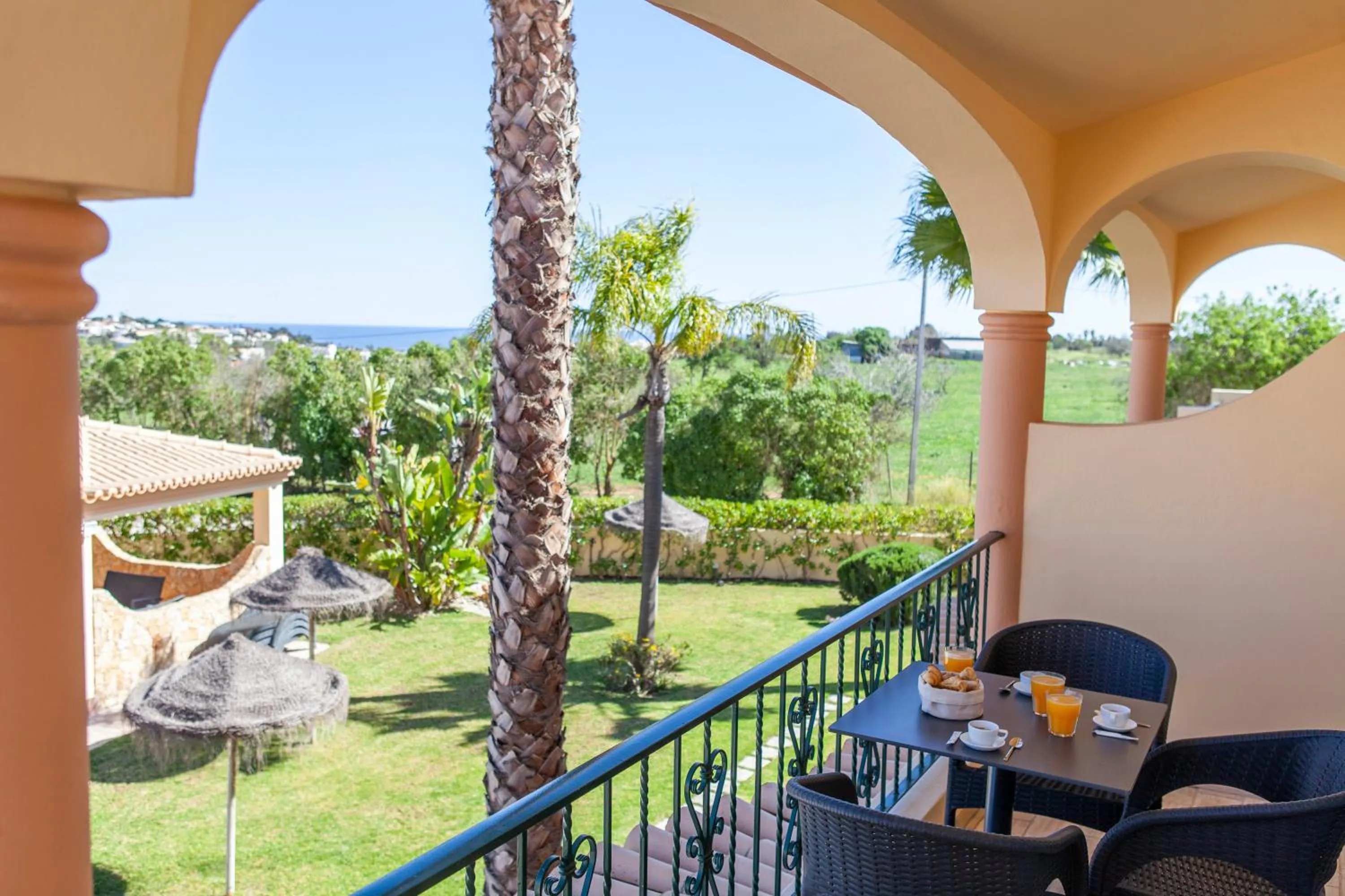 Day in Atalaia Sol Aparthotel - tennis & heated pool in winter