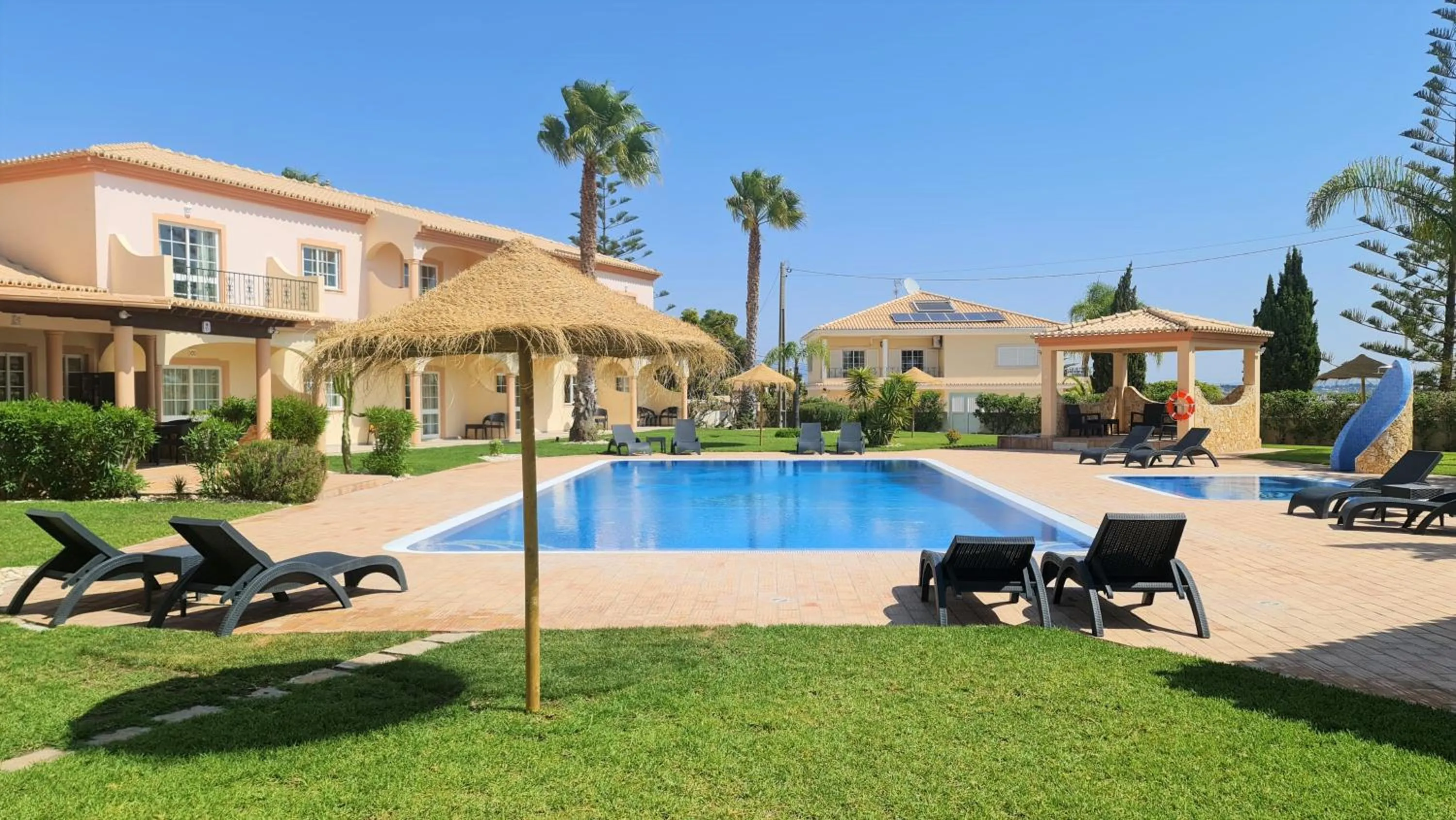 Property building in Atalaia Sol Aparthotel - tennis & heated pool in winter