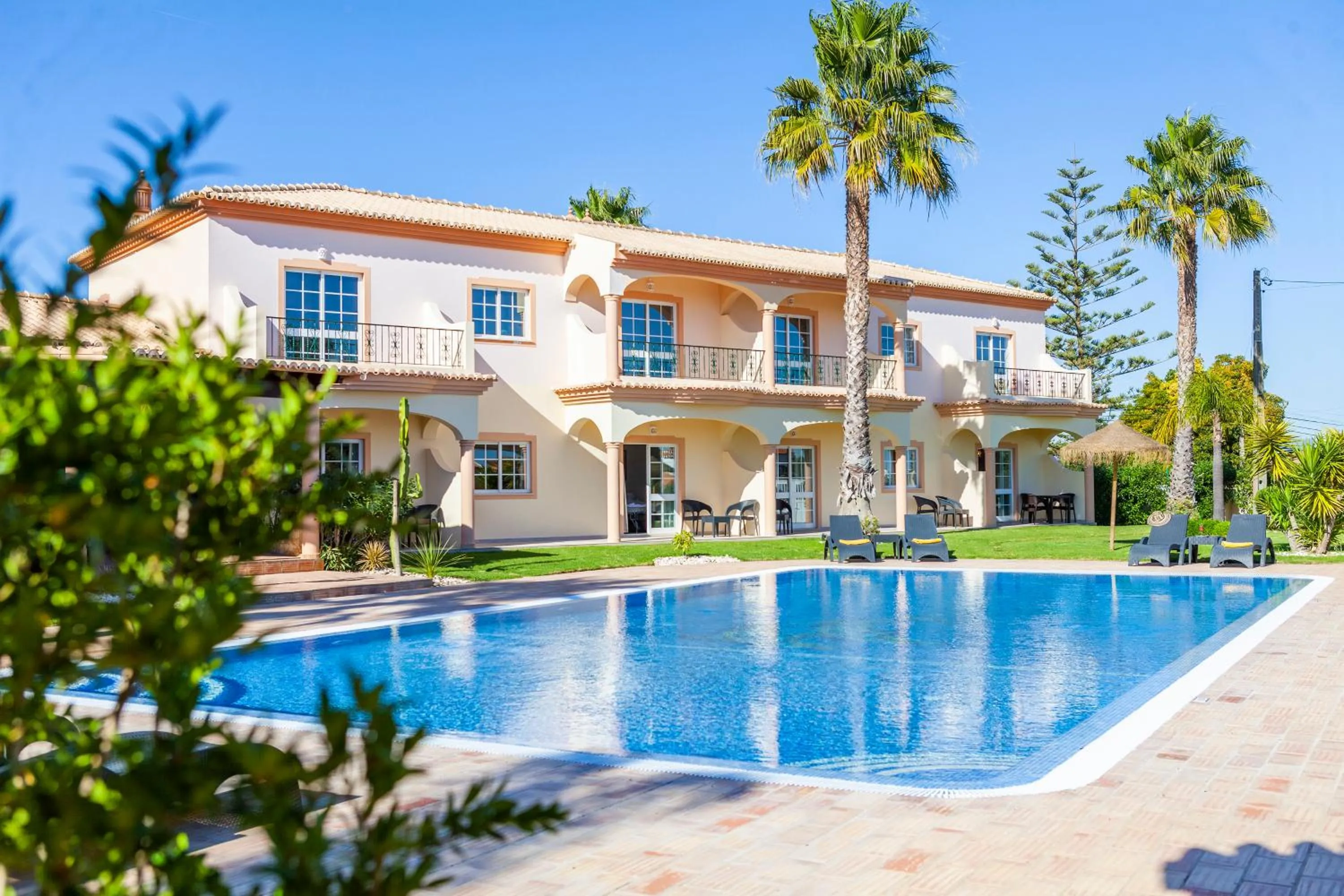 Property building in Atalaia Sol Aparthotel - tennis & heated pool in winter