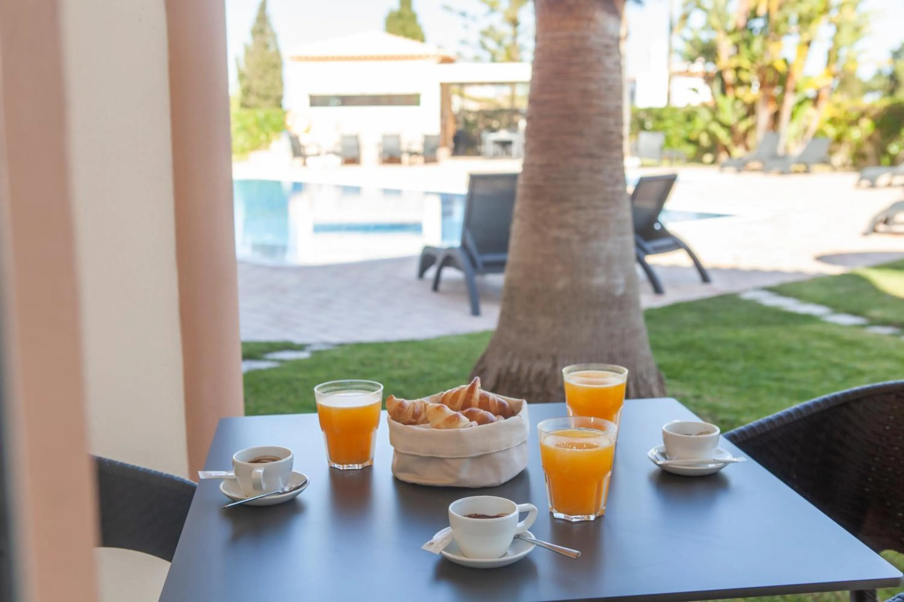 Food and drinks in Atalaia Sol Aparthotel - tennis & heated pool in winter