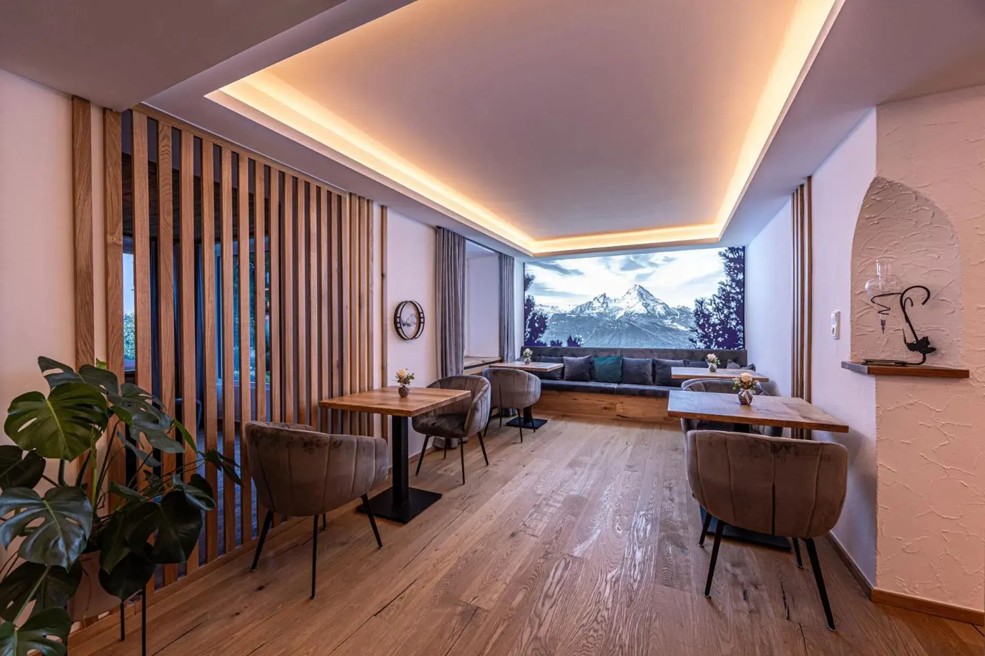 Lobby or reception in Hotel AlpinaRos Lobby or reception in Hotel AlpinaRos