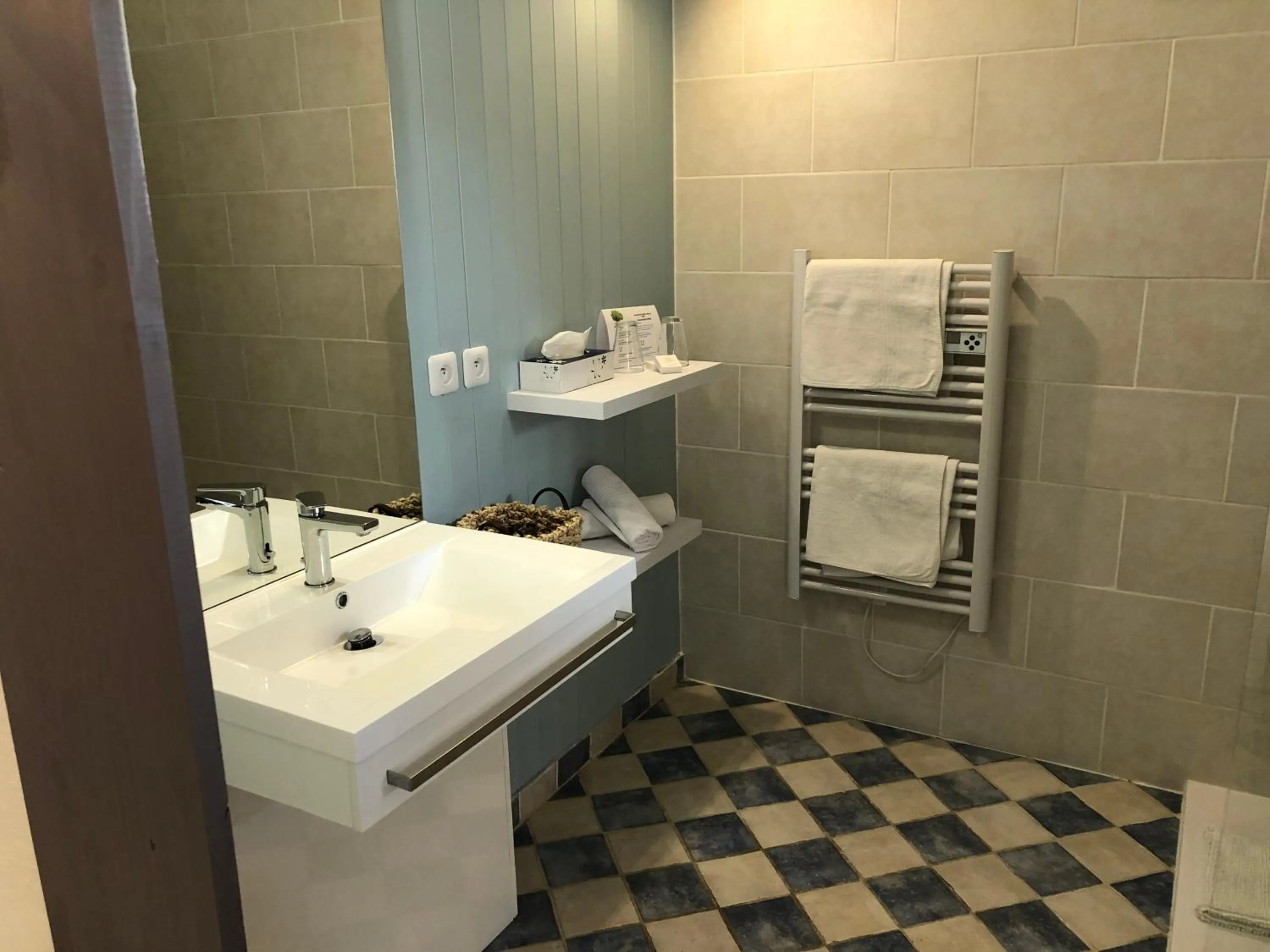Double or Twin Room with Shower in Logis Hôtel le Mas d'Hélène