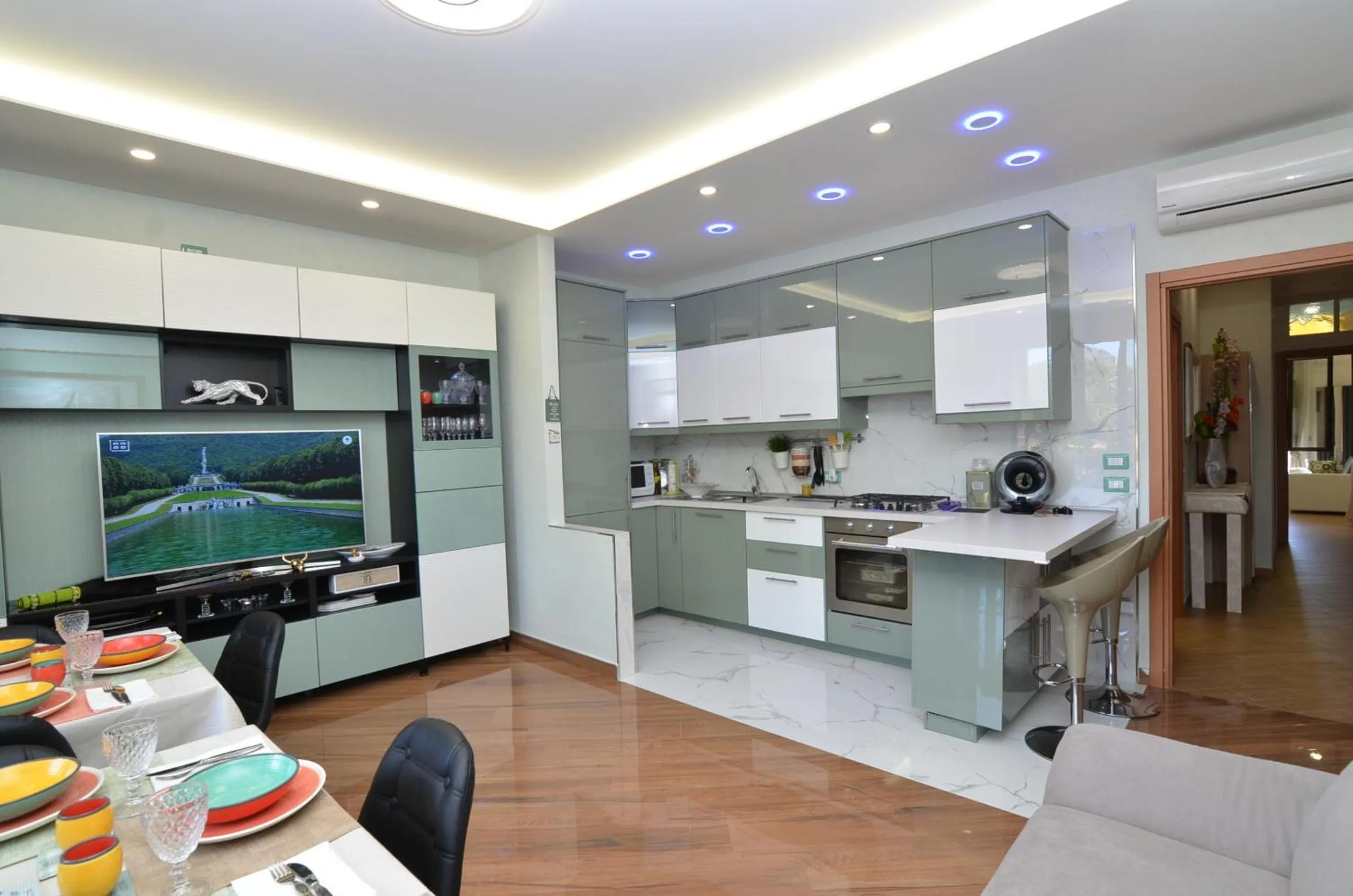 Communal lounge/ TV room in Caserta Deluxe