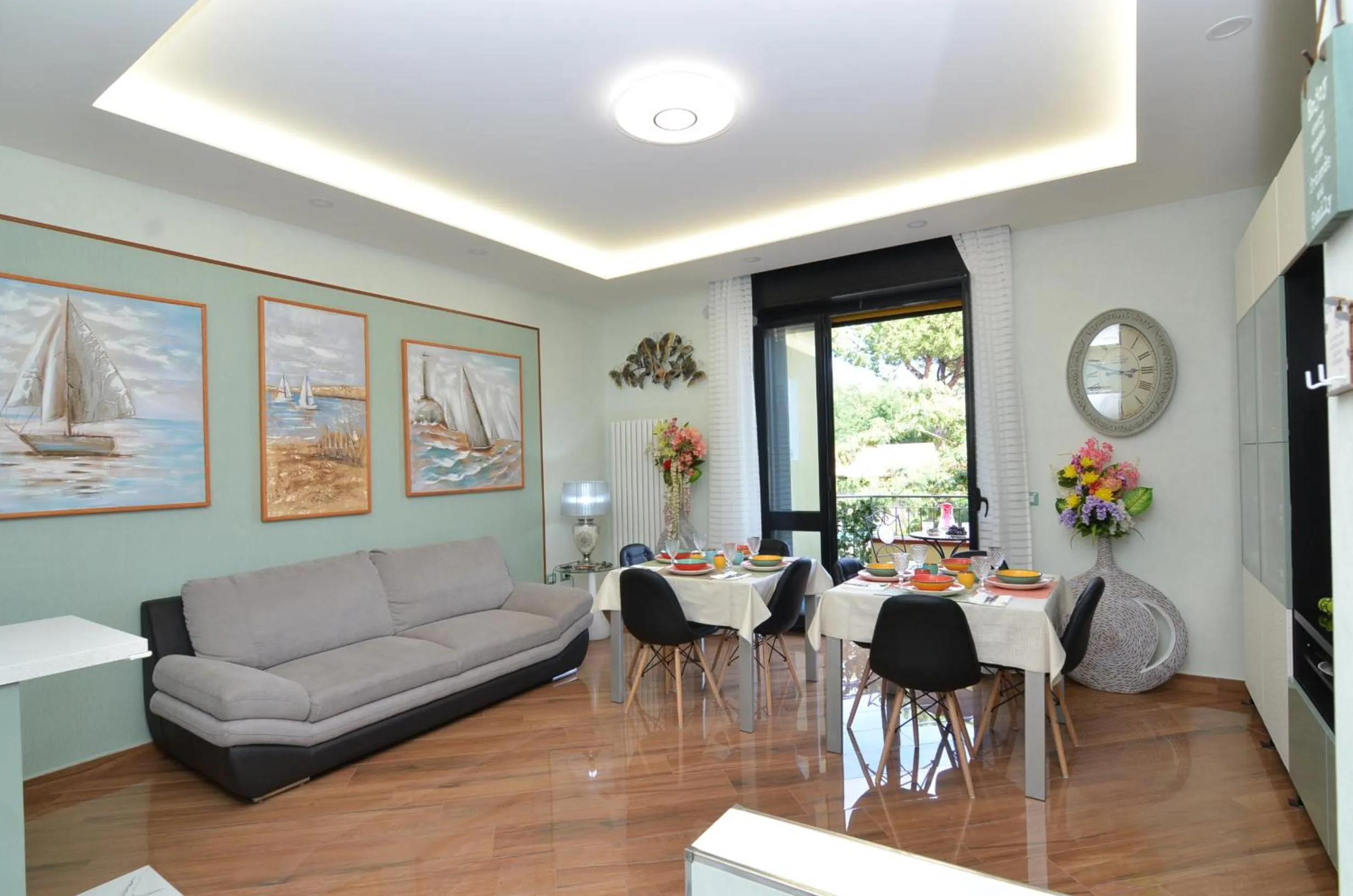 Communal lounge/ TV room in Caserta Deluxe