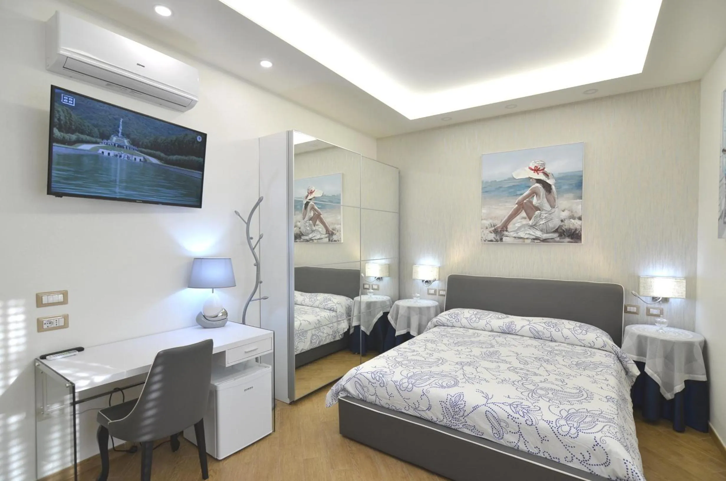 Photo of the whole room, Bed in Caserta Deluxe