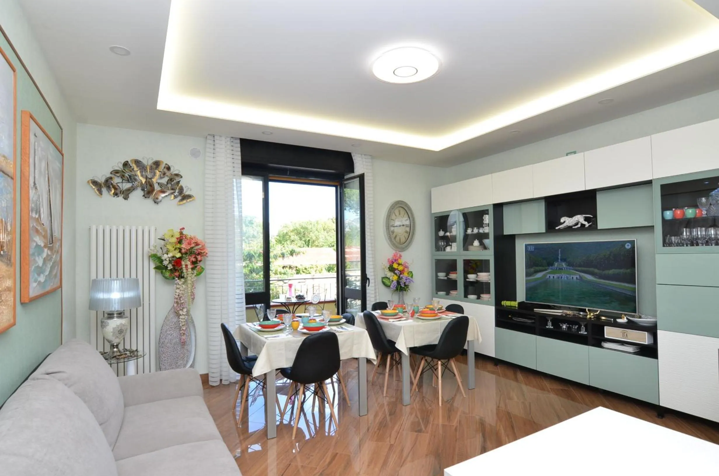 Communal lounge/ TV room in Caserta Deluxe