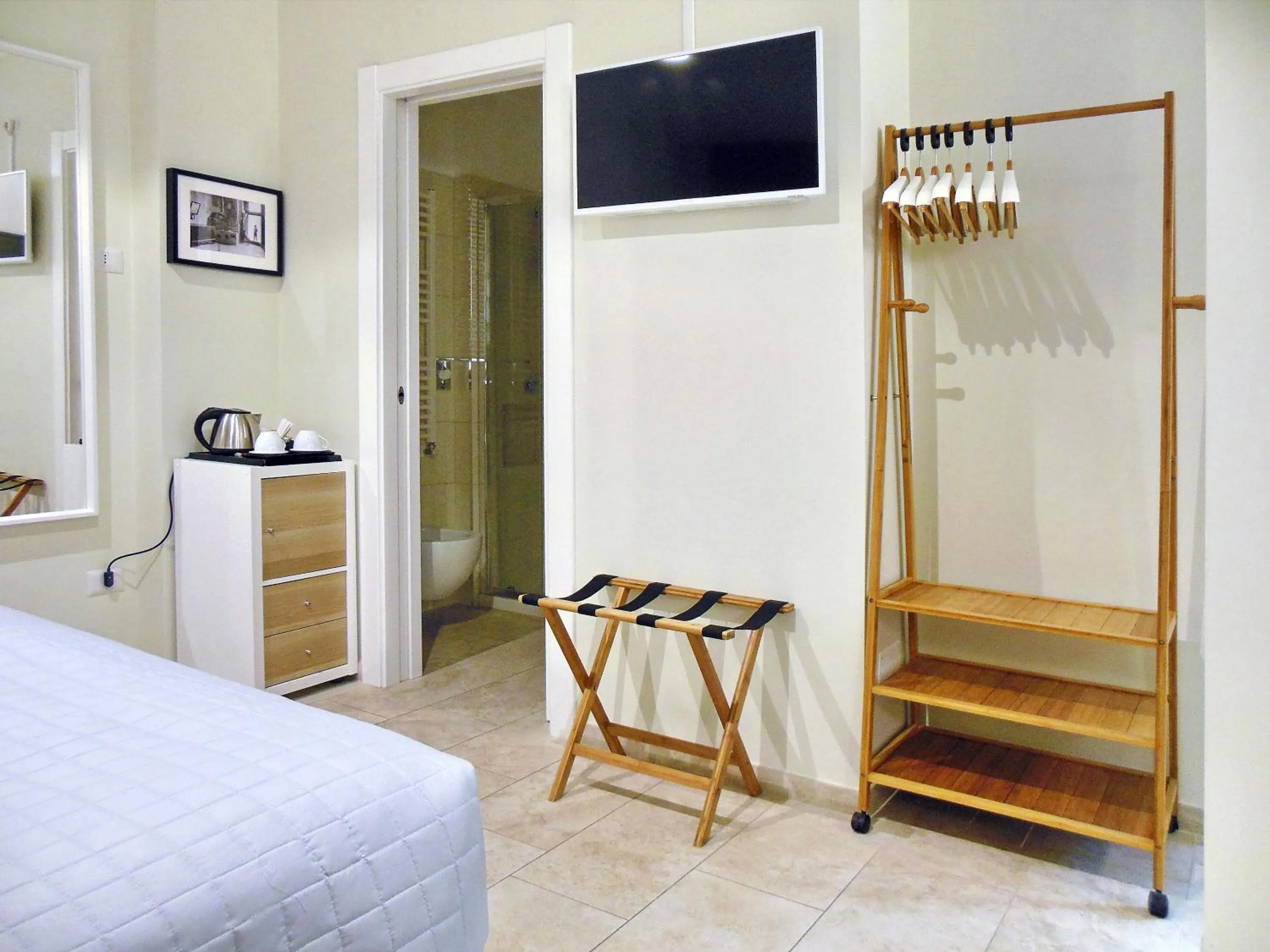 Photo of the whole room, Bed in L'OSPITE - LIFESTYLE RESIDENCE, Design Rooms