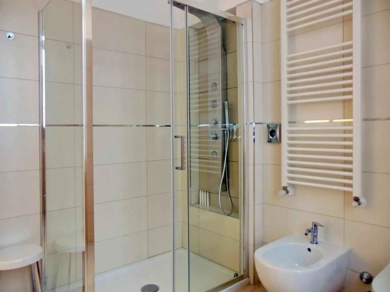 Shower in L'OSPITE - LIFESTYLE RESIDENCE, Design Rooms