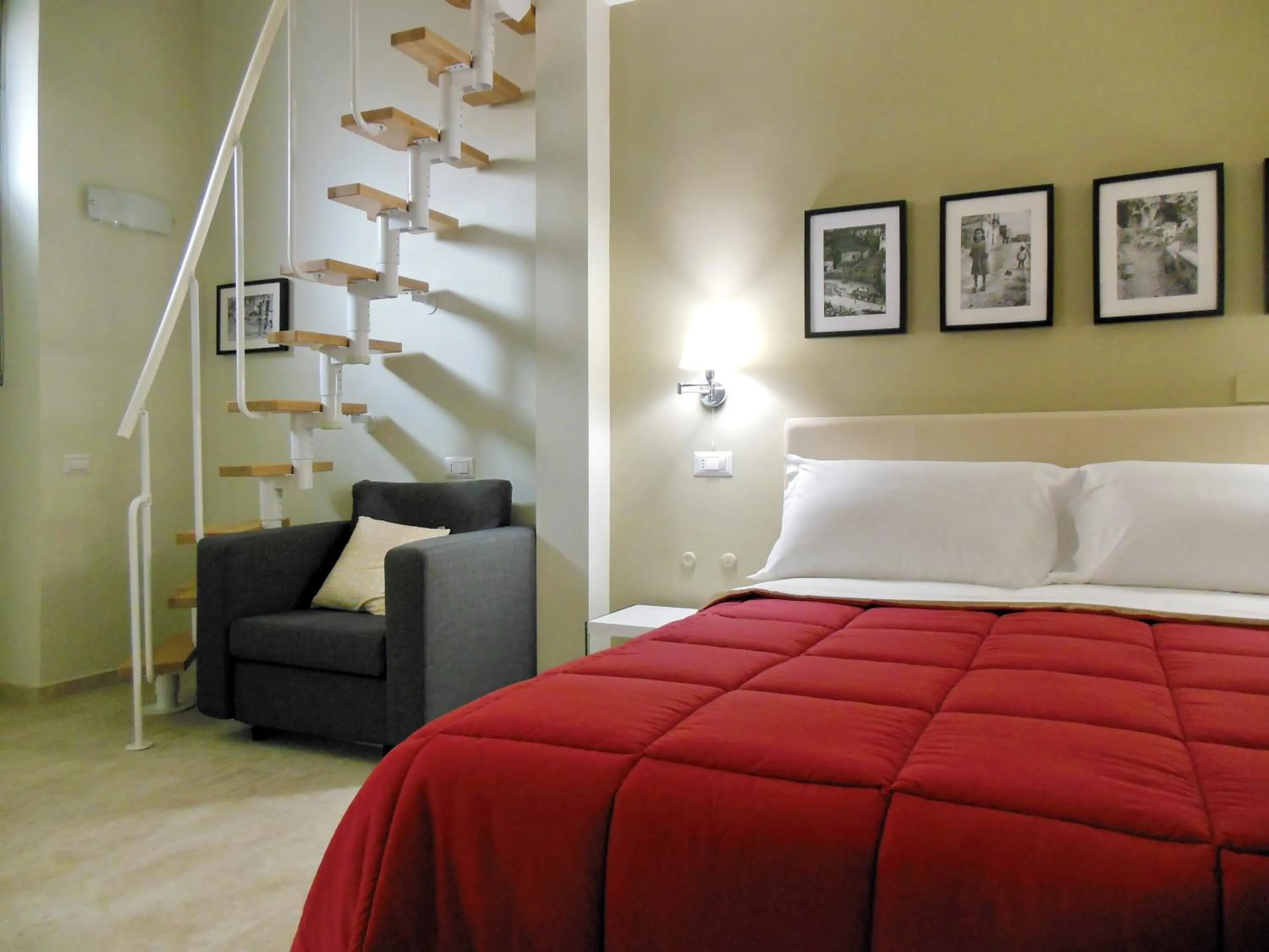 Photo of the whole room, Bed in L'OSPITE - LIFESTYLE RESIDENCE, Design Rooms