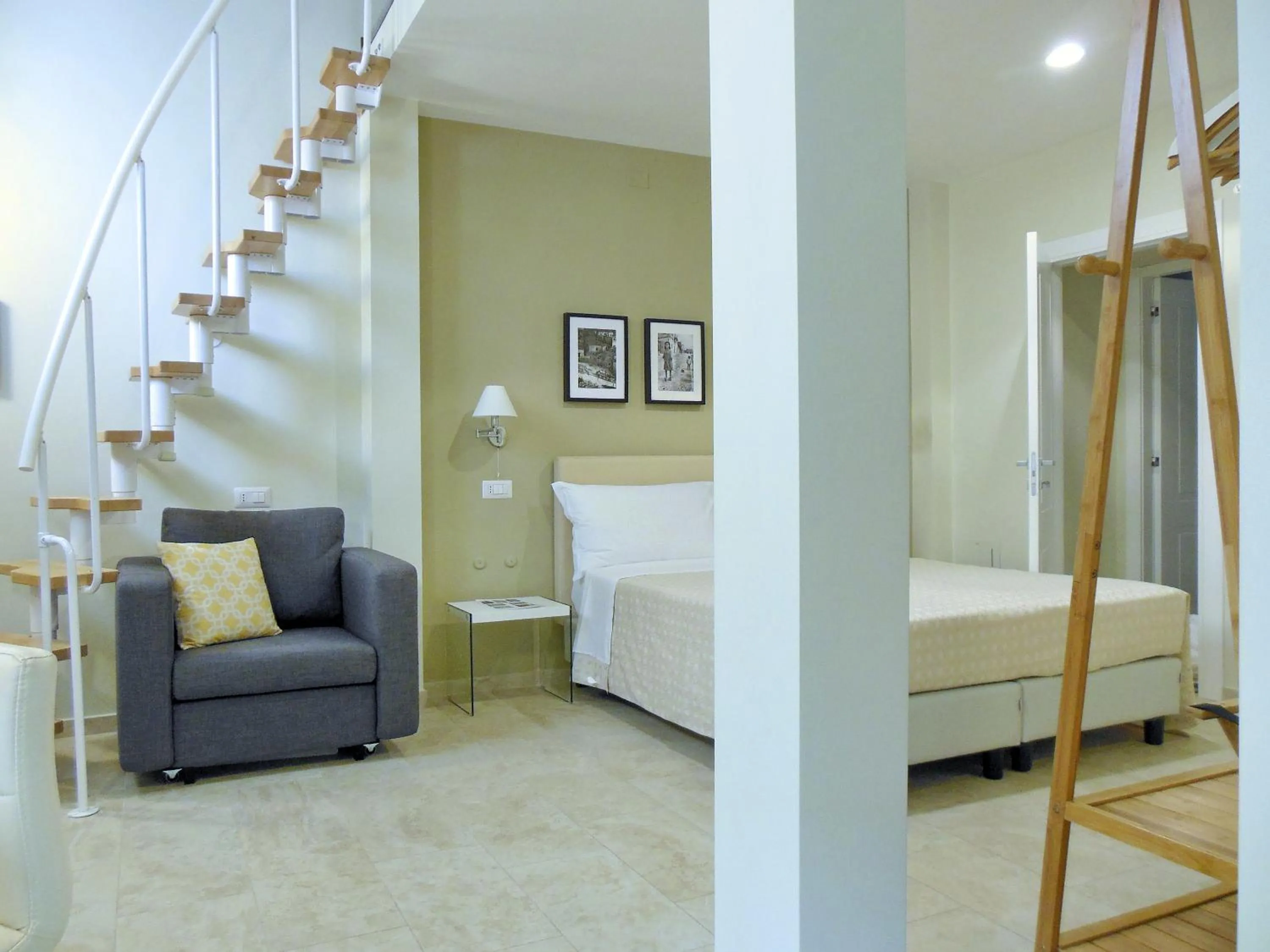 Photo of the whole room, Bed in L'OSPITE - LIFESTYLE RESIDENCE, Design Rooms