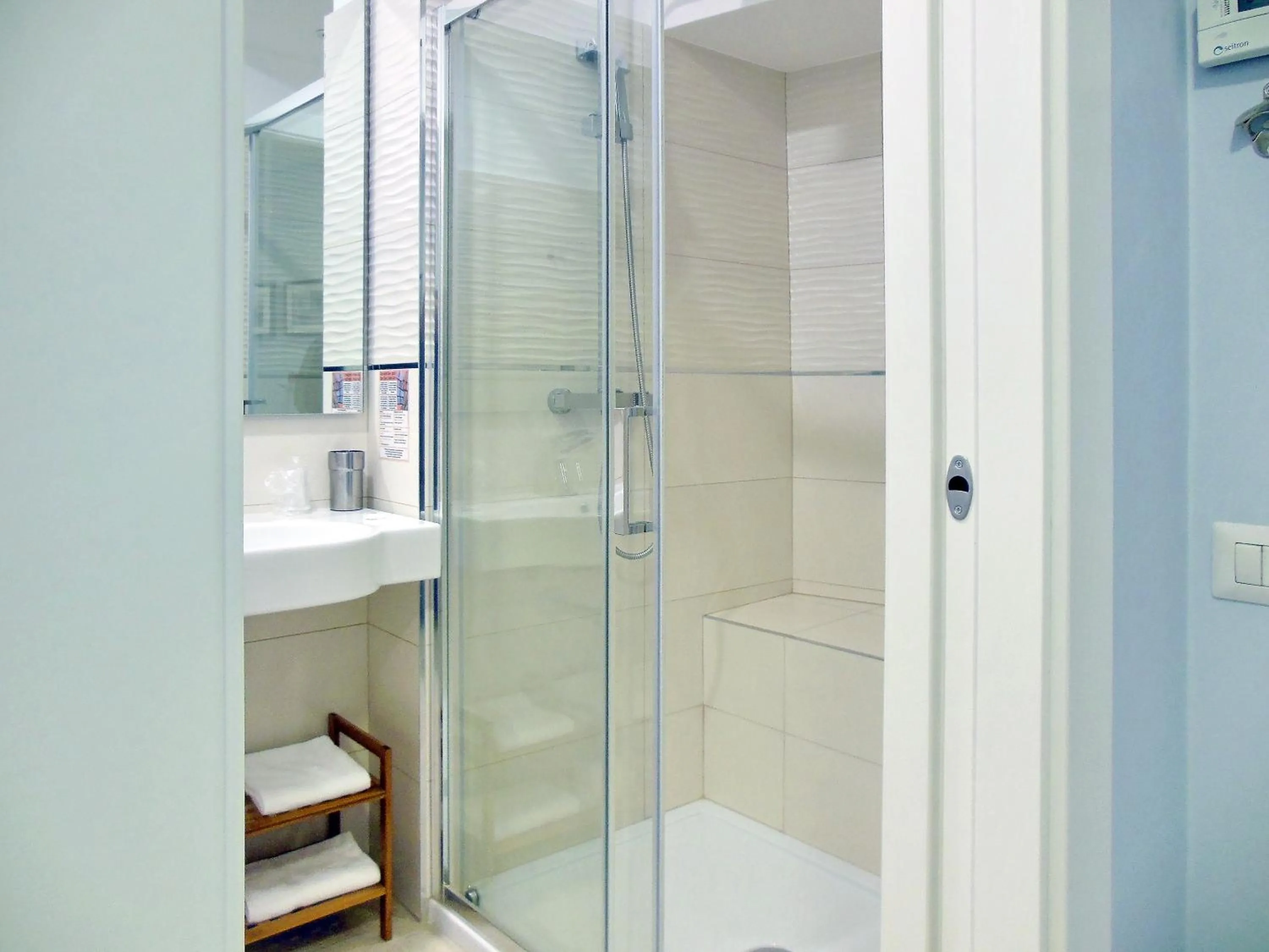 Shower in L'OSPITE - LIFESTYLE RESIDENCE, Design Rooms