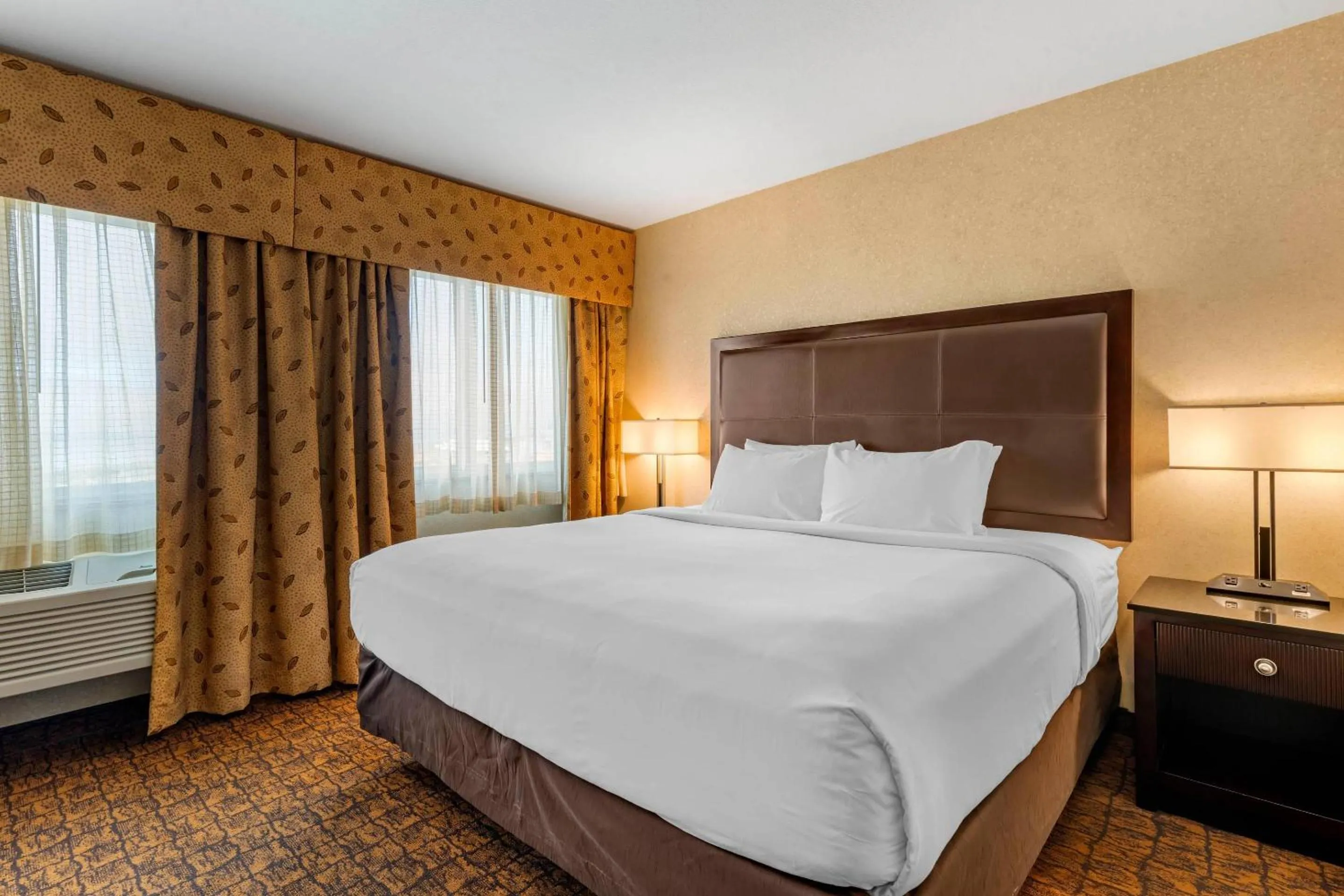 Bedroom, Bed in Lloyd Hotel Astoria Bayfront, an Ascend Collection Hotel