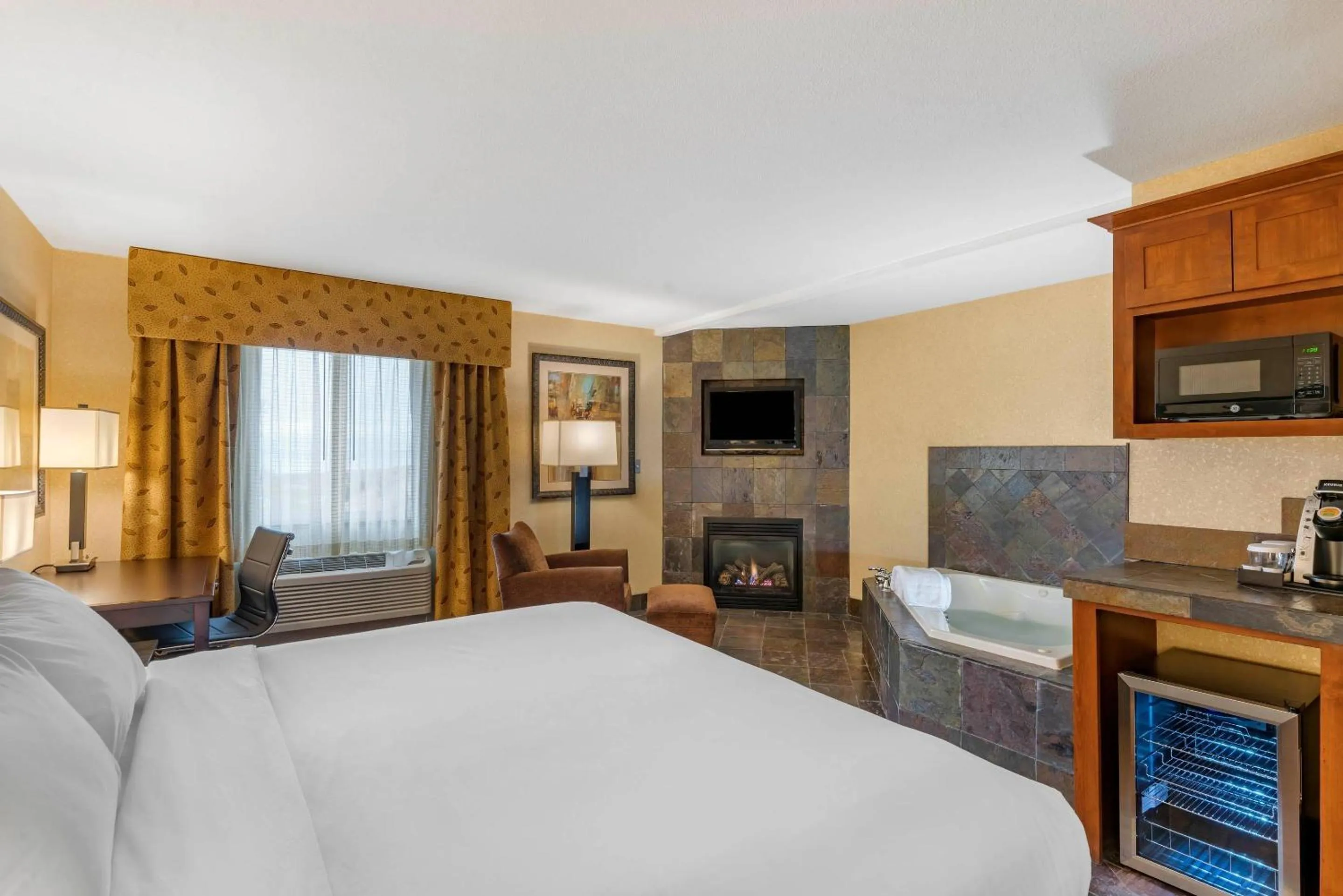 Bedroom, Bed in Lloyd Hotel Astoria Bayfront, an Ascend Collection Hotel